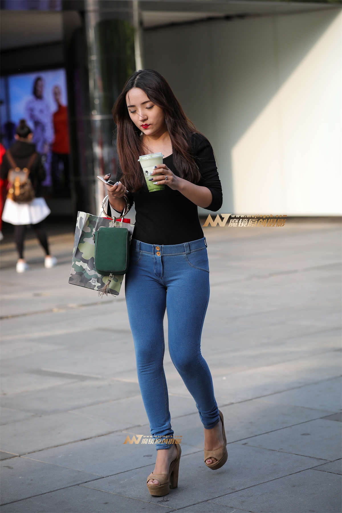 图片[2]-精致的面孔 性感的美臀裤-日更街拍