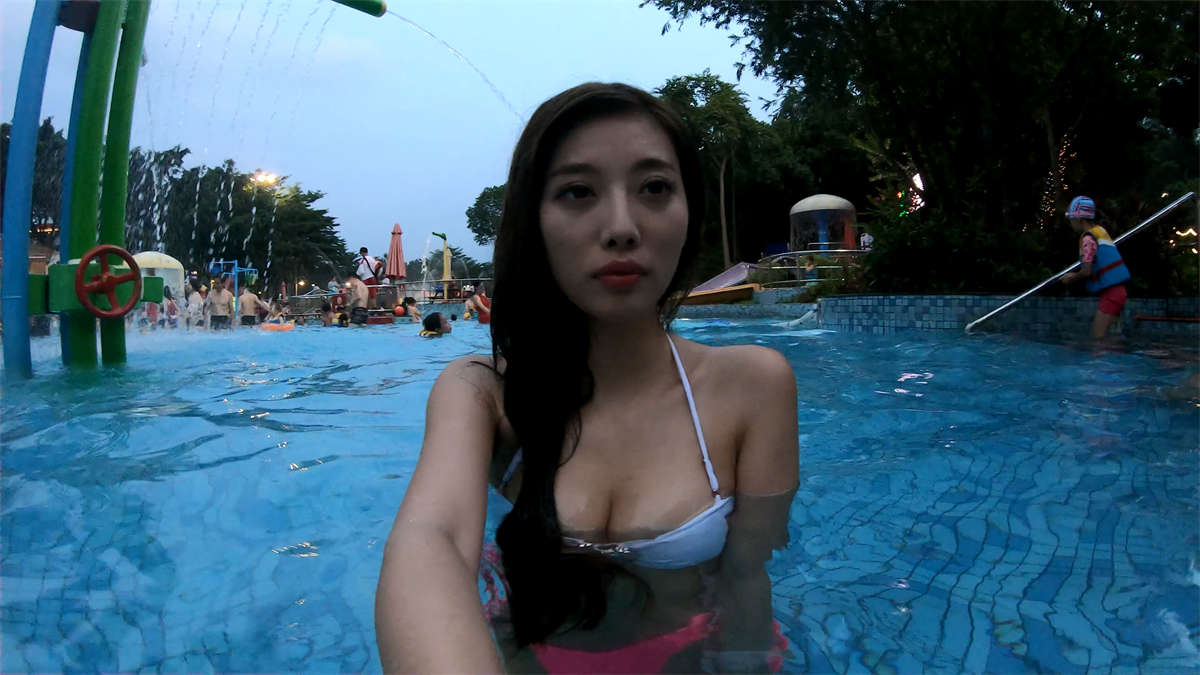 比基尼泳装美女泳池拍摄视频（下）-日更街拍