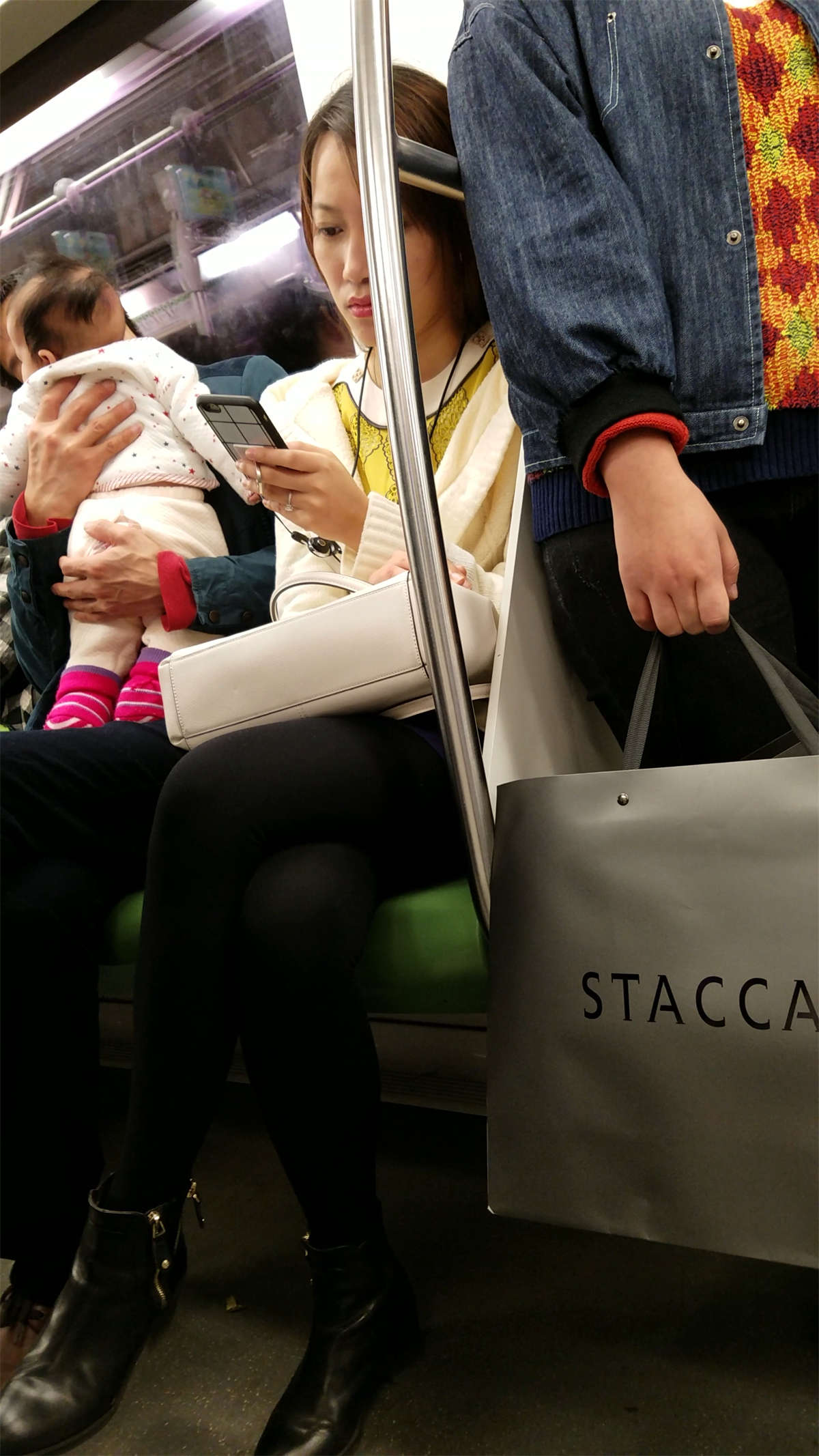 图片[2]-地铁拍摄黑色丝袜漂亮美少妇-日更街拍