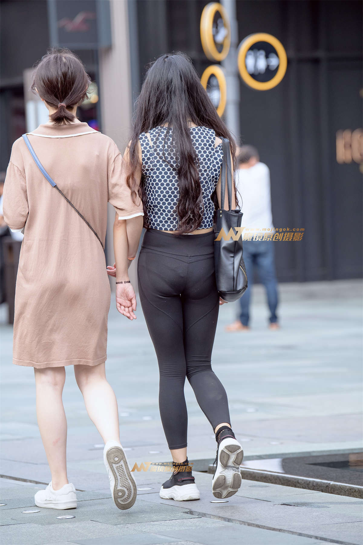 图片[2]-【久久赛帖】紧身黑裤四眼妹-日更街拍