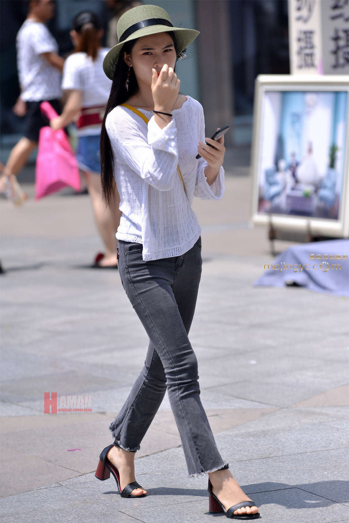 灰牛紧裤苗条街拍-日更街拍