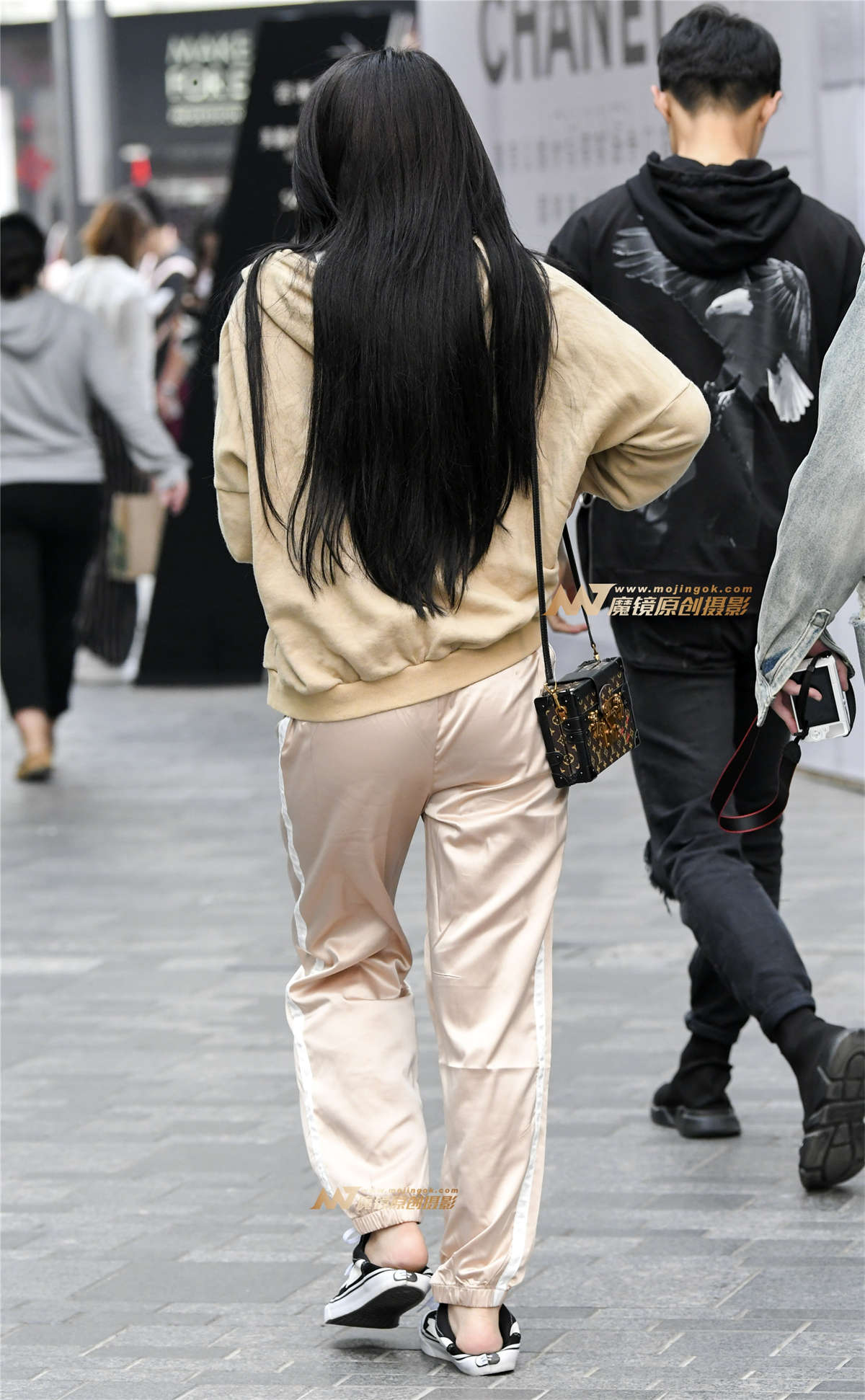 图片[2]-性感美胸纹身撩人-日更街拍