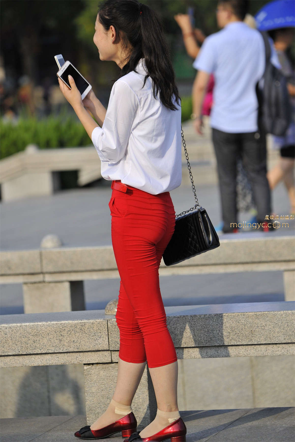 街拍大赛第三季-紧身五分红裤-日更街拍