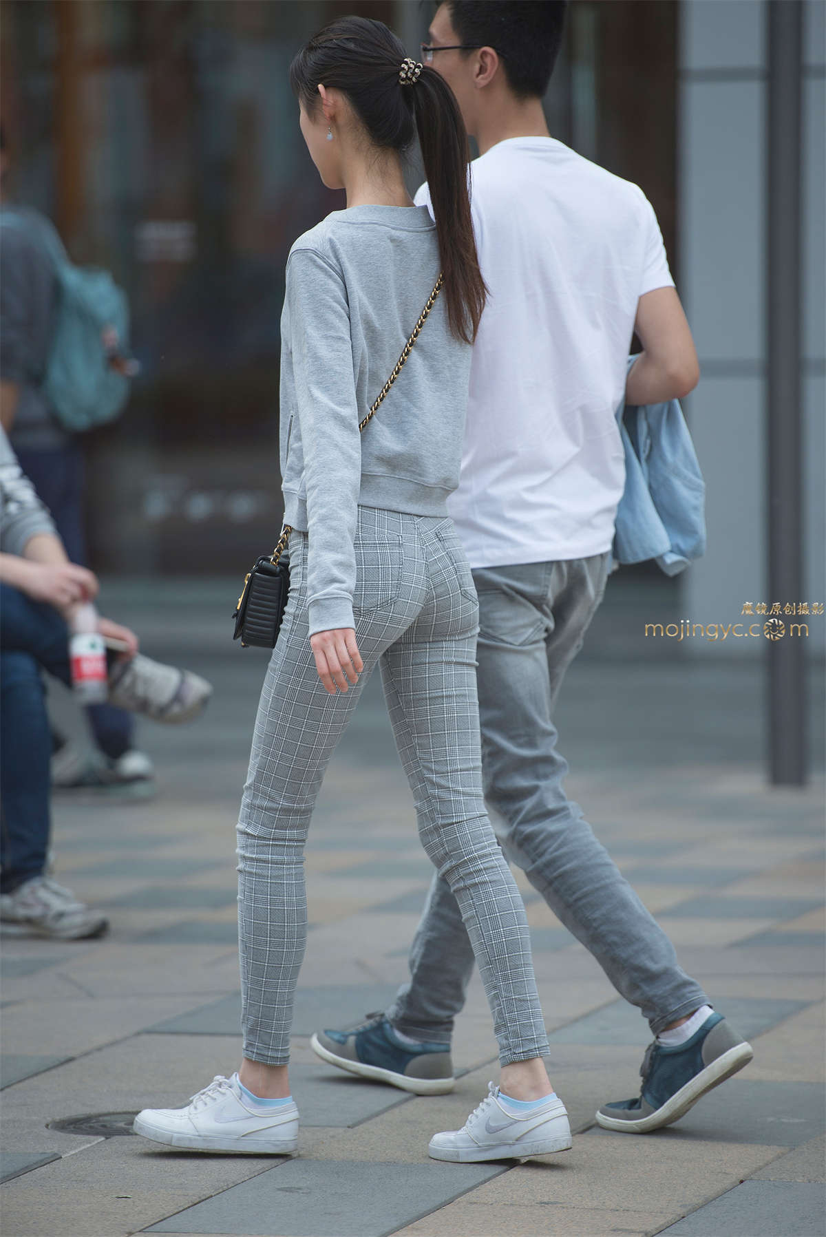 图片[2]-小翘臀！格纹长裤-日更街拍