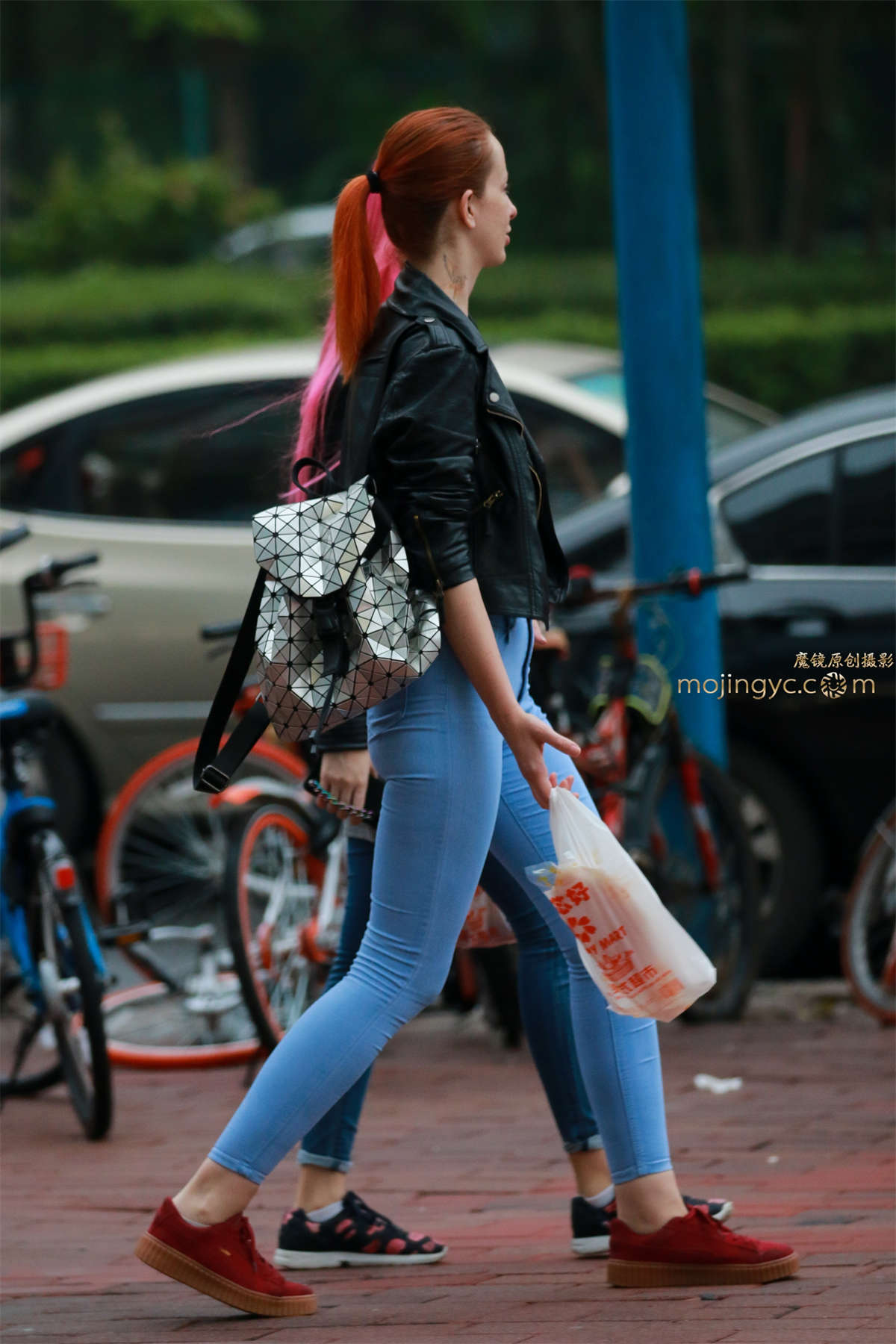 图片[2]-紧身牛仔洋妞-日更街拍