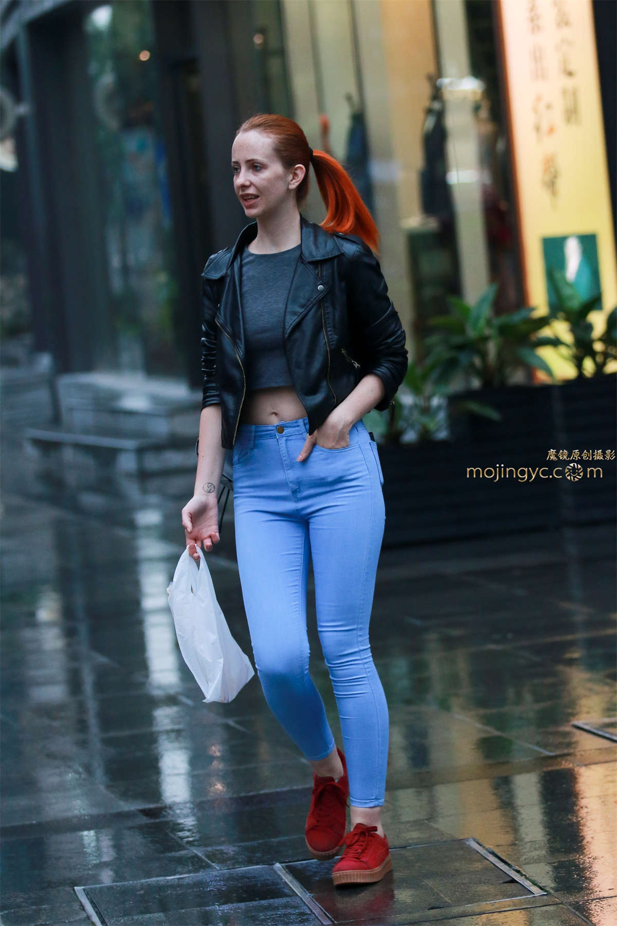 紧身牛仔洋妞-日更街拍