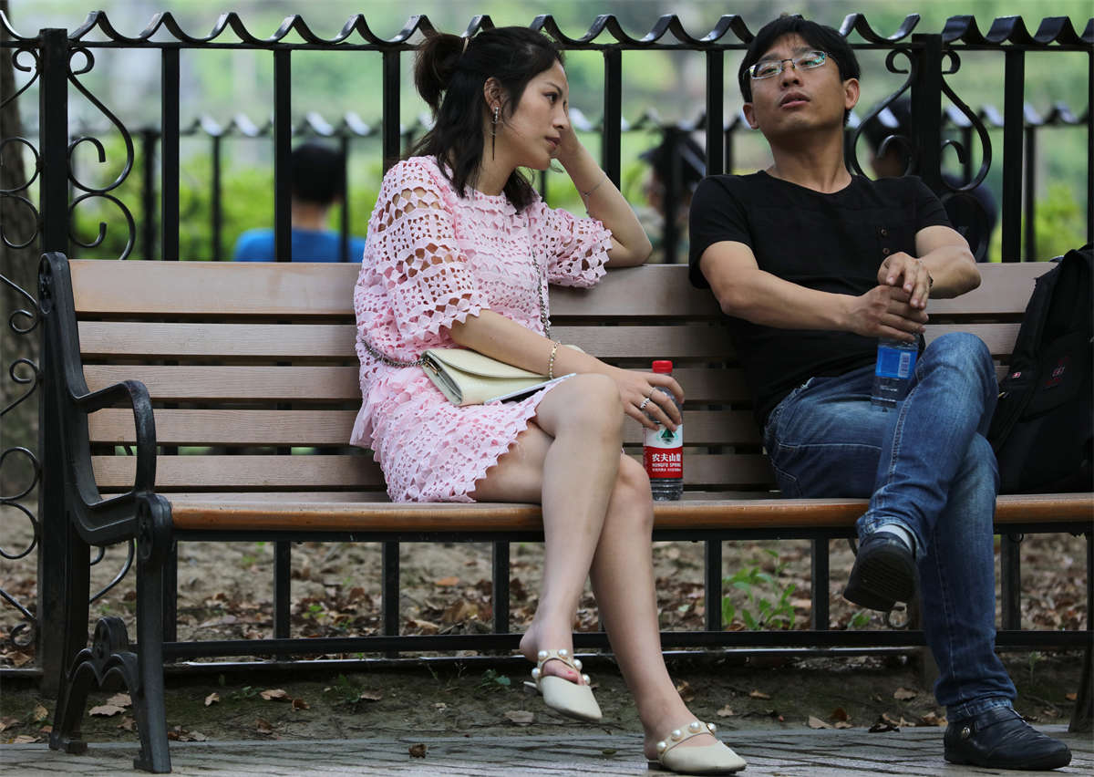 图片[2]-踏青公园街拍系列No.1529 给设计师好评，一款用尽全力也难以用脚勾住的鞋-日更街拍