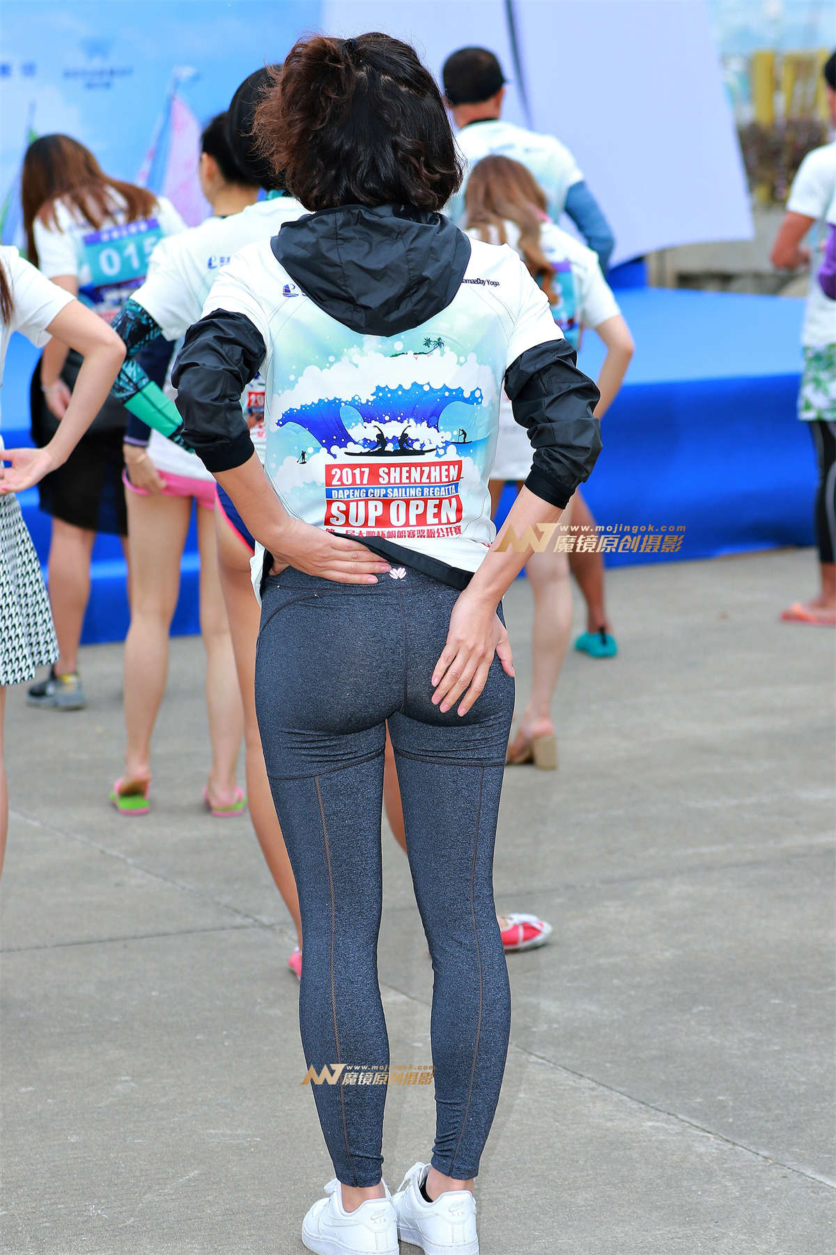 图片[2]-闪出精彩-黑色T内 诱惑的臀部-日更街拍