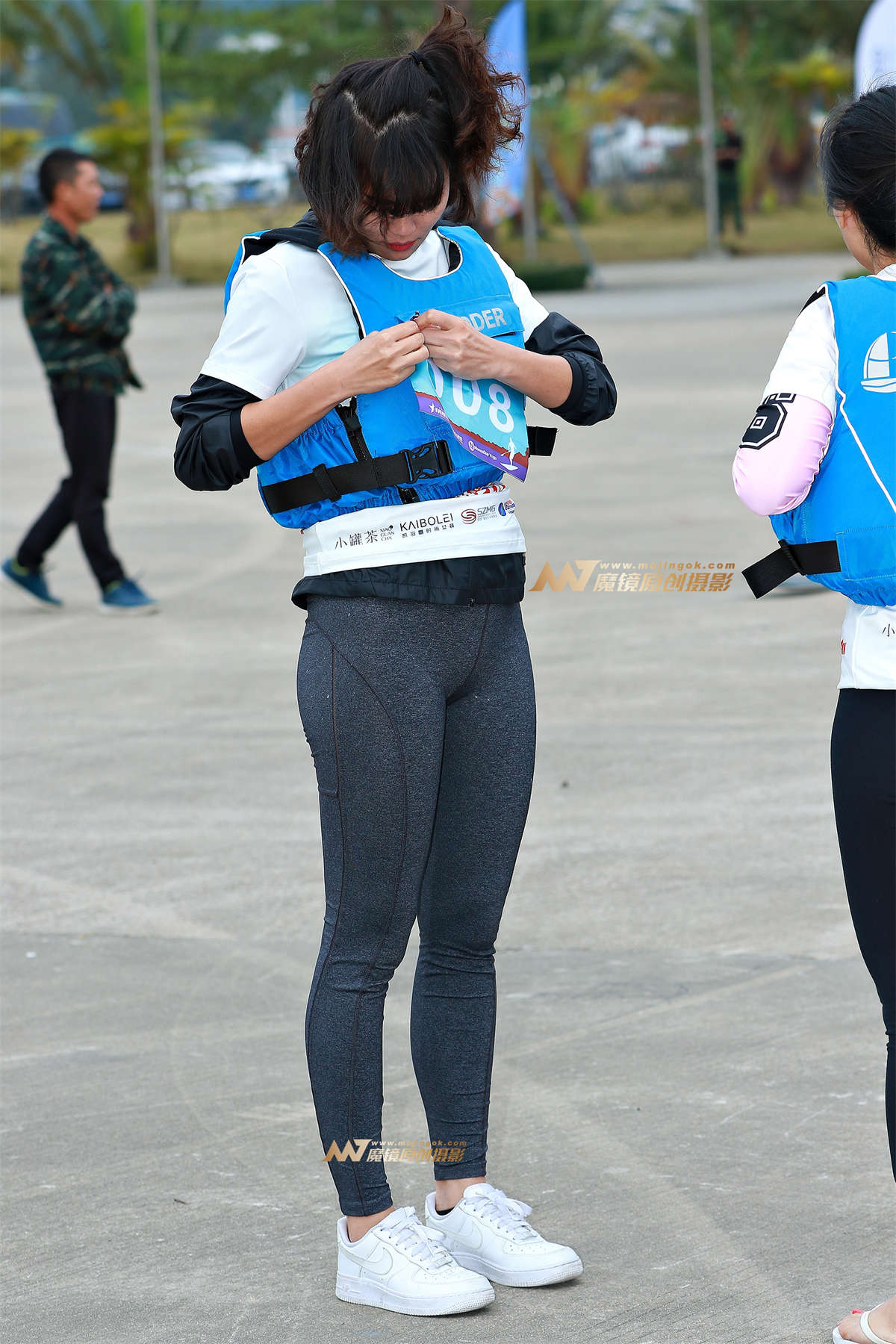 闪出精彩-黑色T内 诱惑的臀部-日更街拍