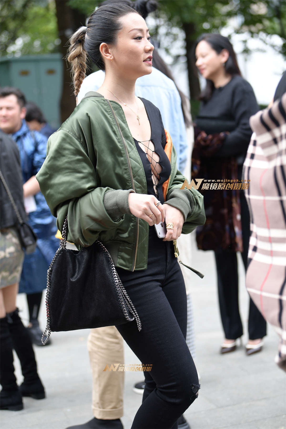 图片[2]-V领镂空美乳少妇-日更街拍