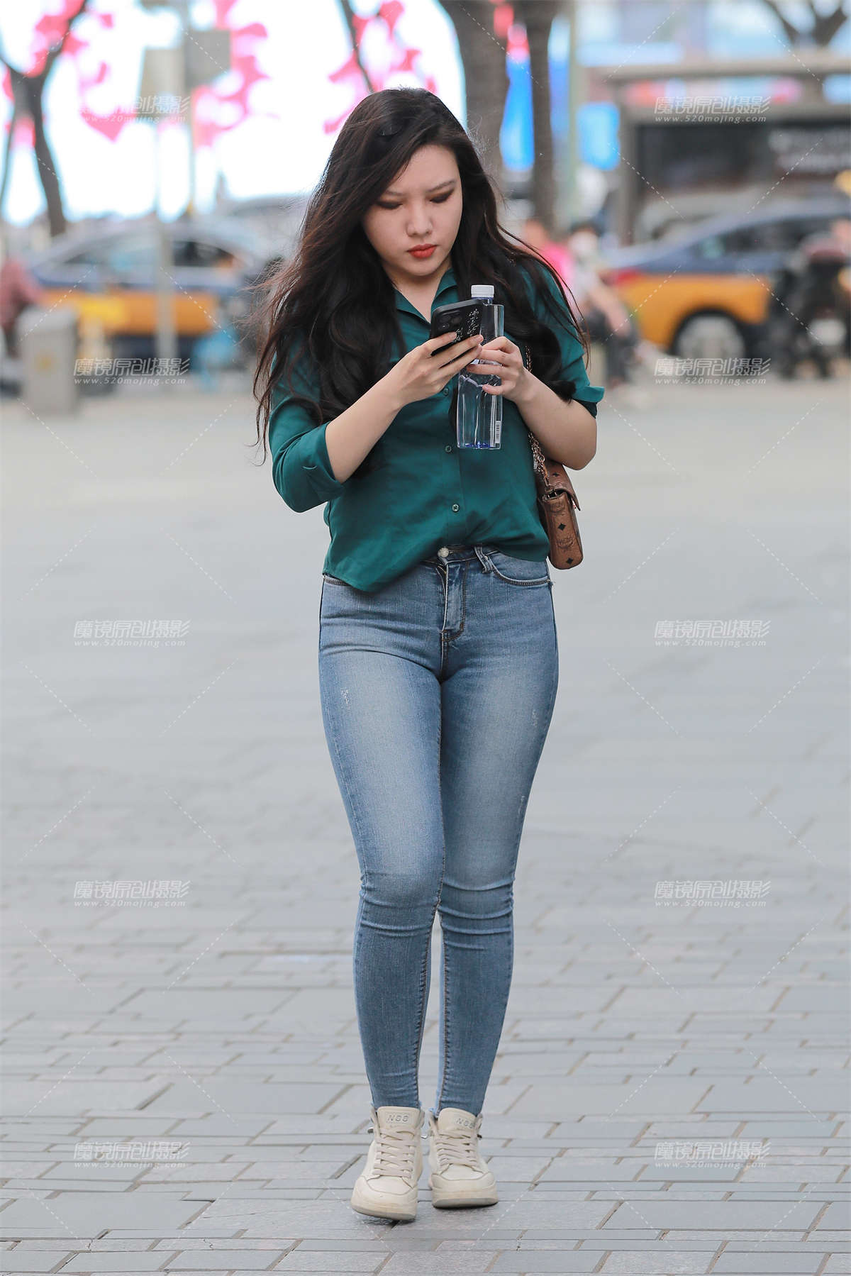 图片[2]-性感紧身蓝牛仔裤-日更街拍