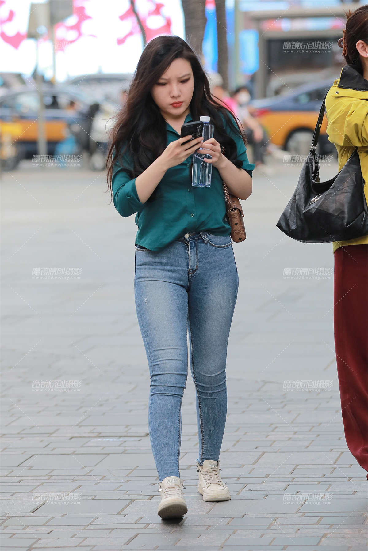 性感紧身蓝牛仔裤-日更街拍