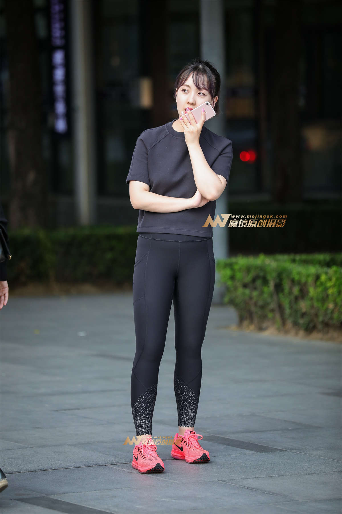 可爱萌妹紧身裤-日更街拍