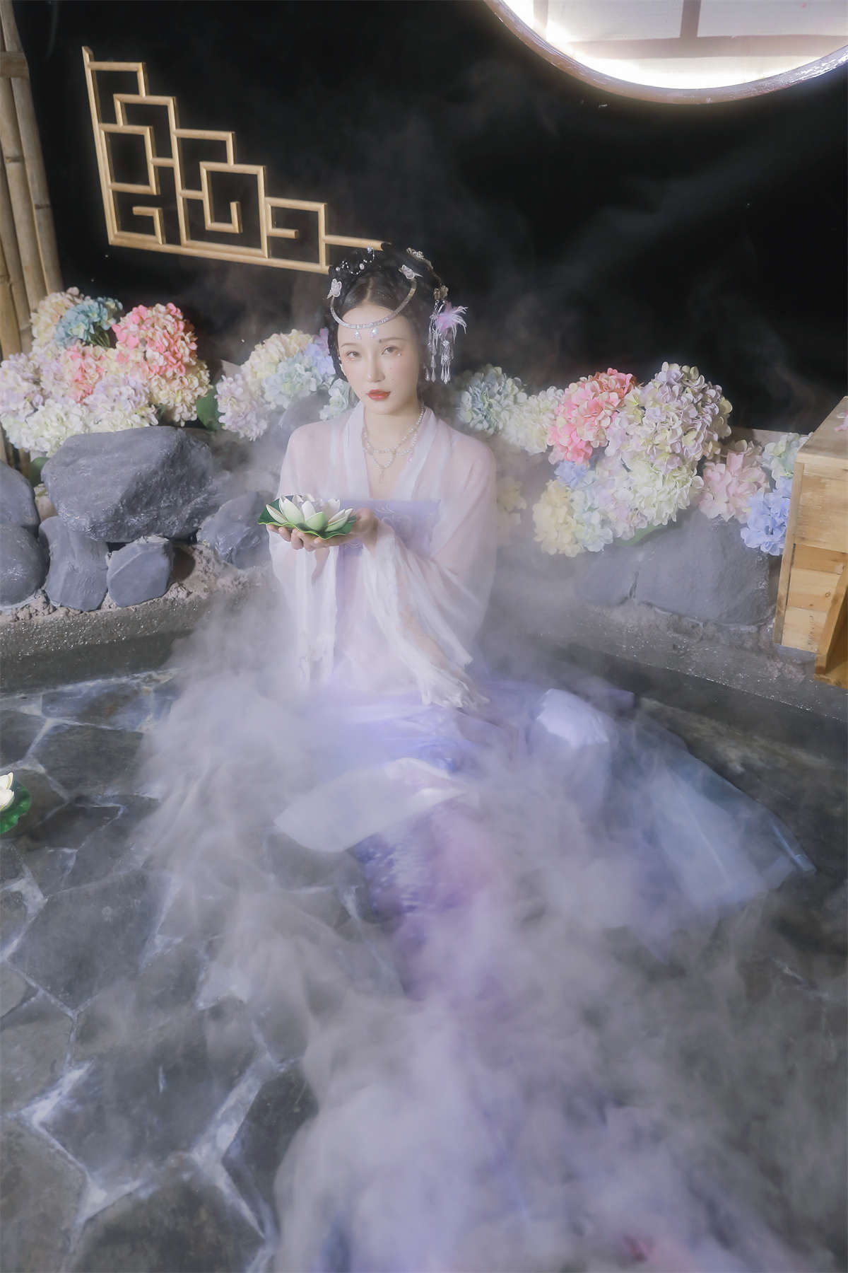 YITUYU艺图语 2022.12.24 听说了吗，先生的池子里养了一条人鱼。 小霜-日更街拍