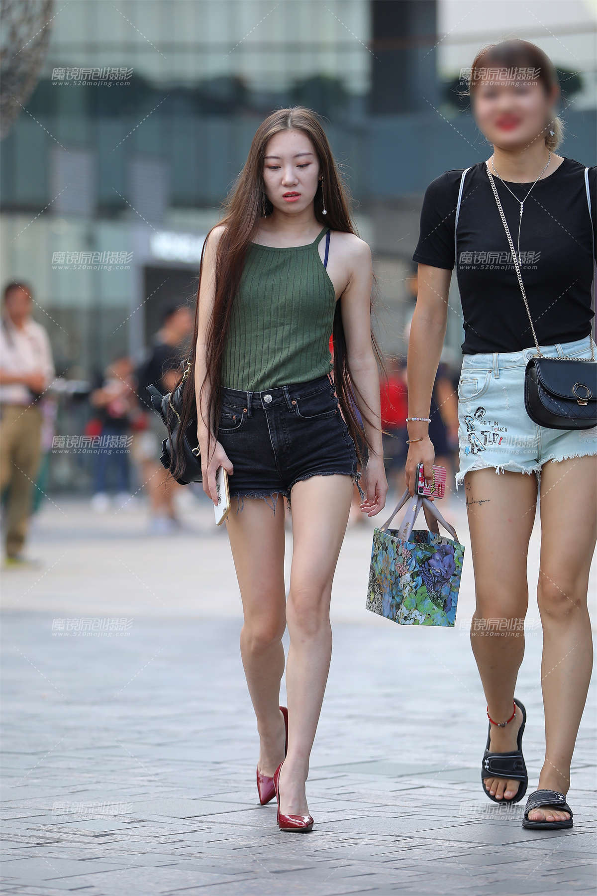 热裤高跟，美腿小姐姐-日更街拍