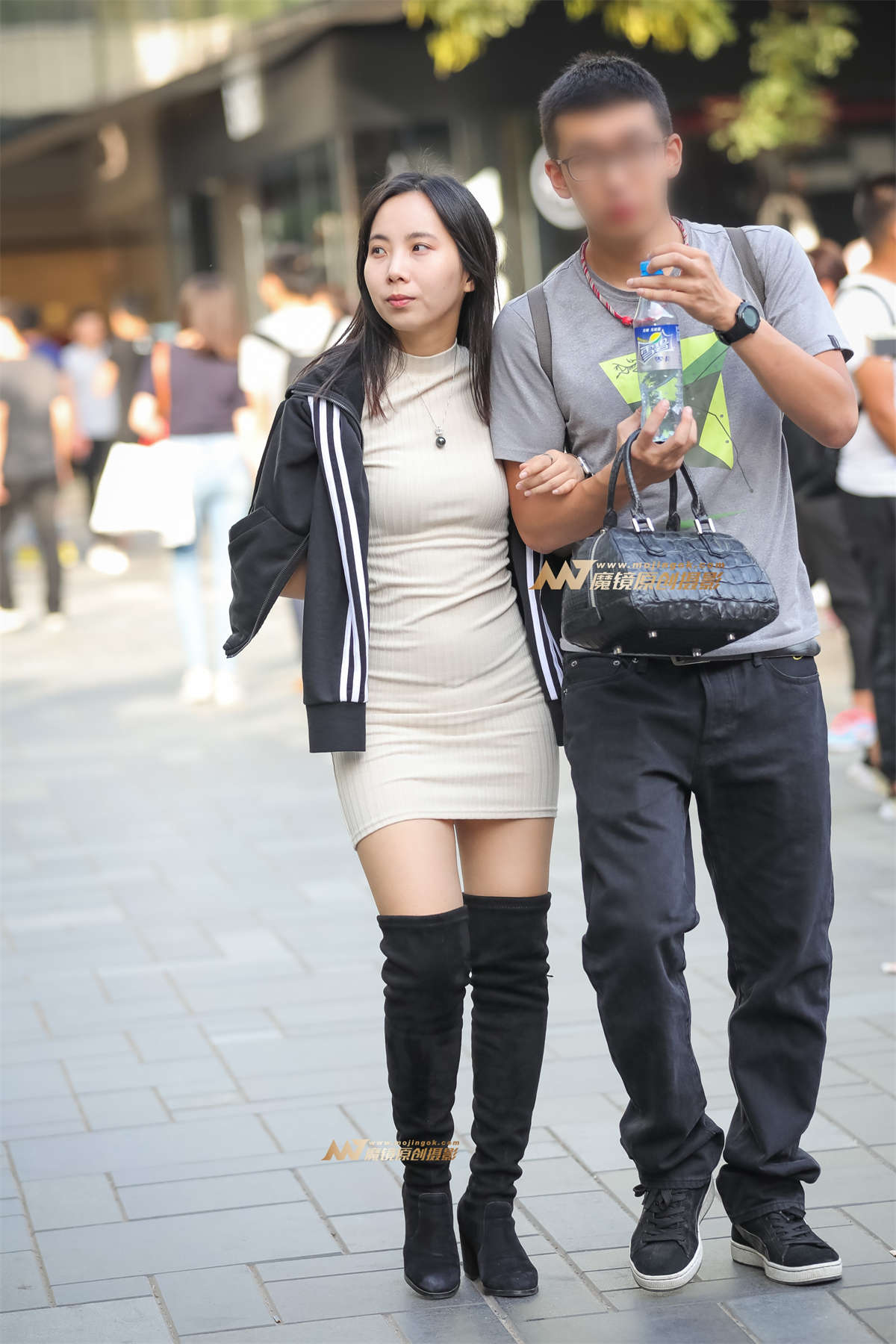 包臀短裙 尽显好身材-日更街拍