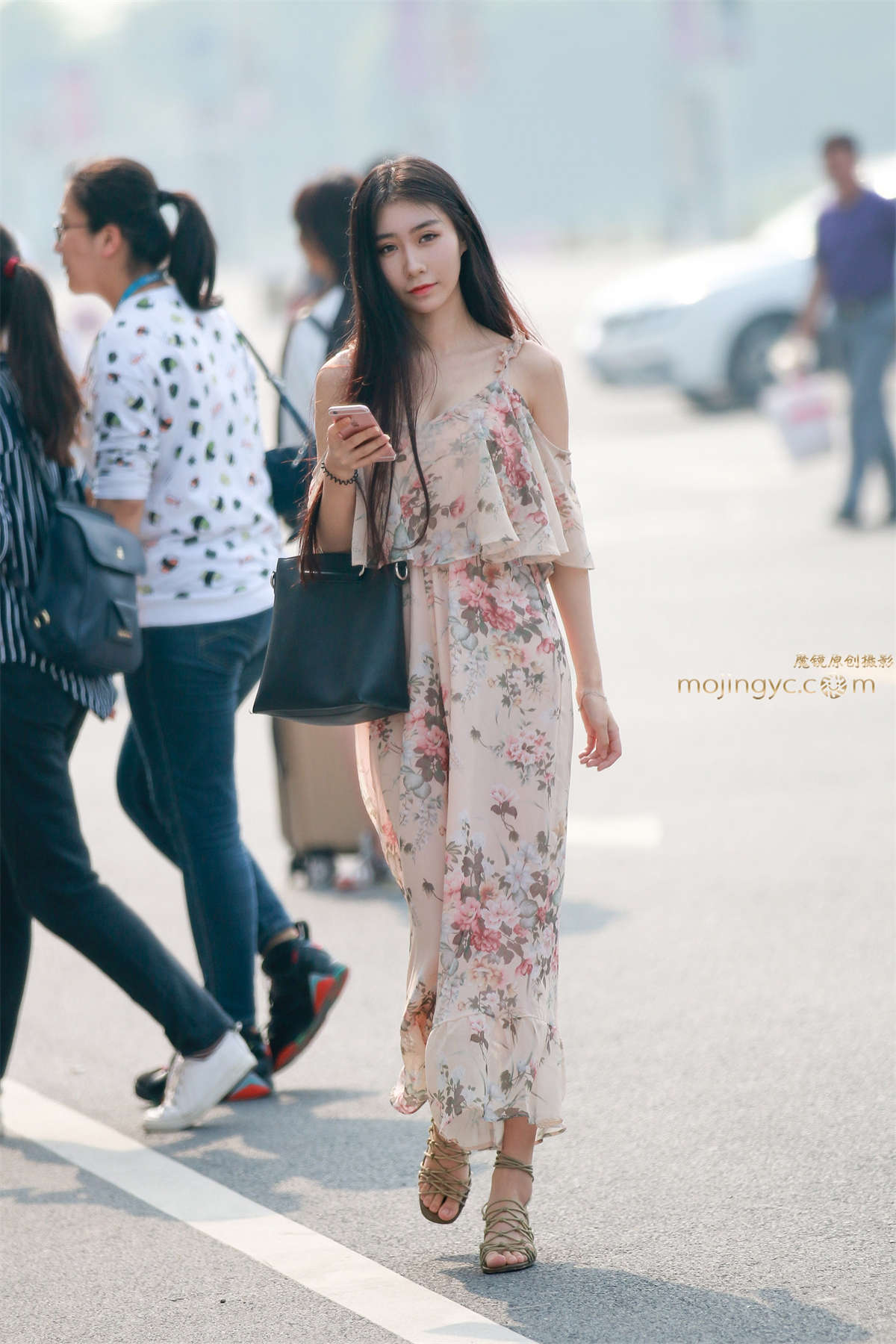 看着很舒服的清新气质长裙美眉-日更街拍