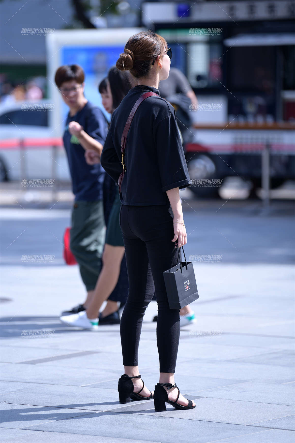 图片[2]-第1561篇★黑裤紧身美女★-日更街拍