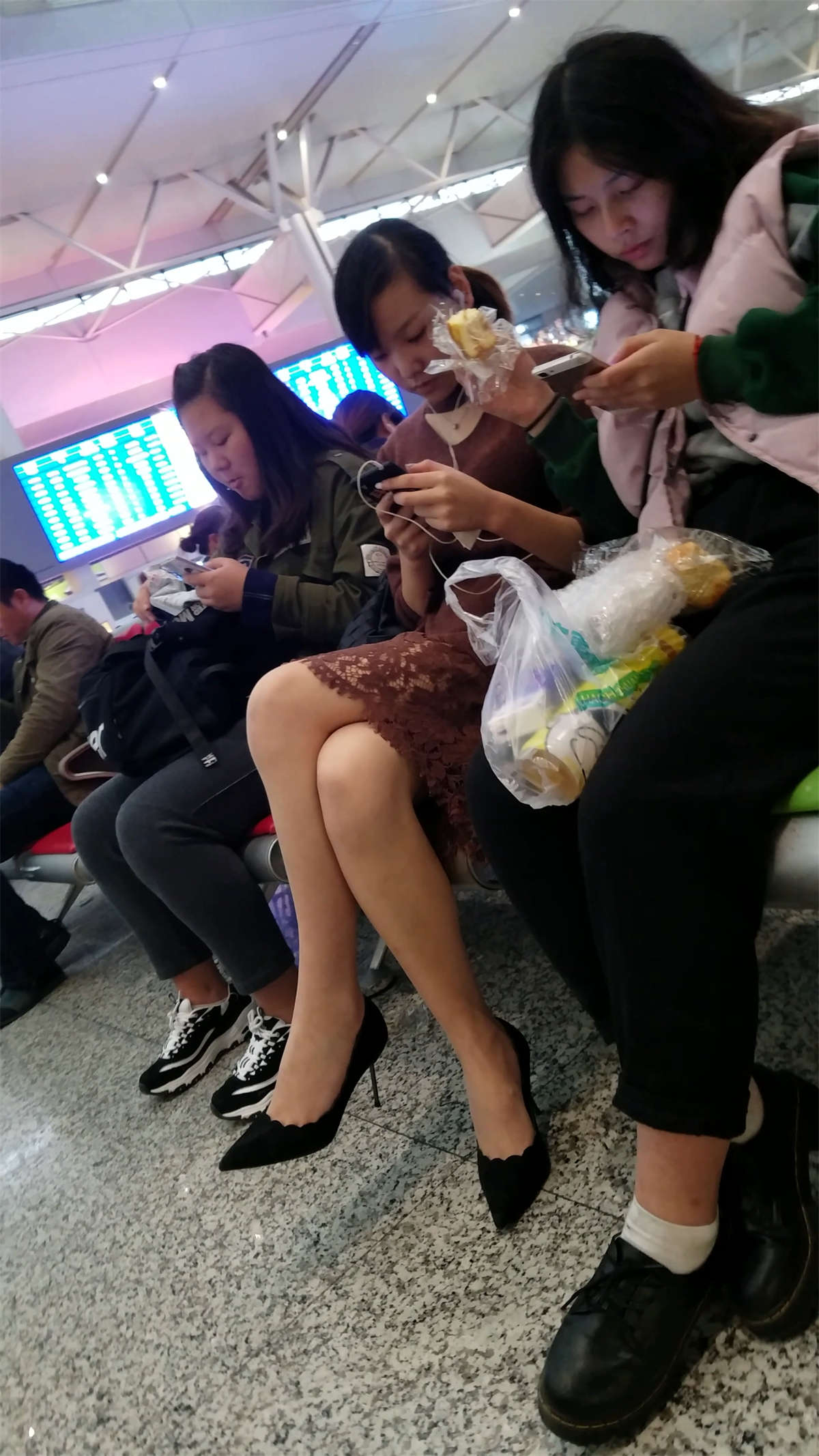 图片[2]-[4K高清视频]高铁站长椅候车的连衣长裙肉色丝袜高跟漂亮美女-日更街拍