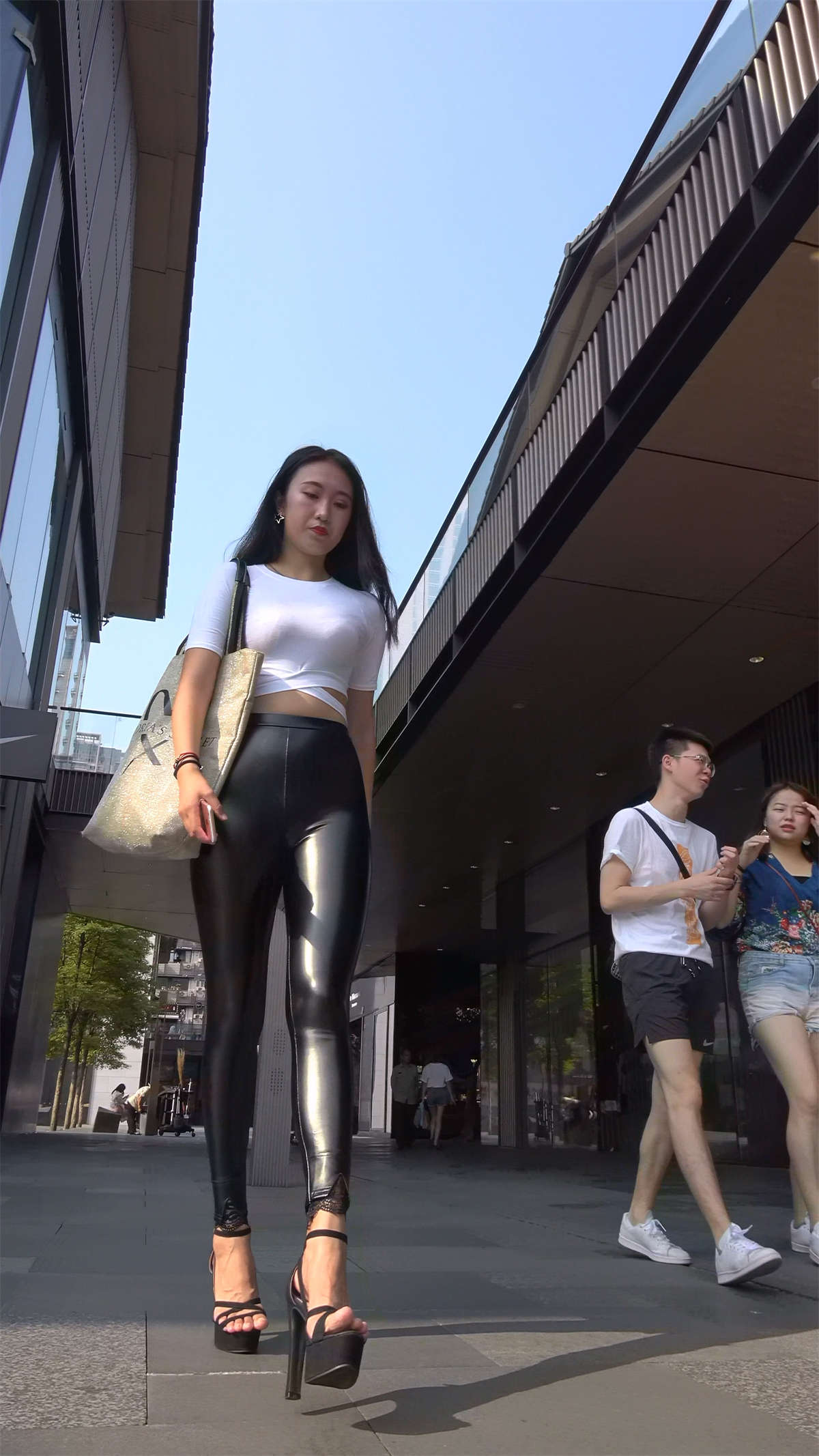 身姿挺拔紧身皮裤美女第2部-日更街拍
