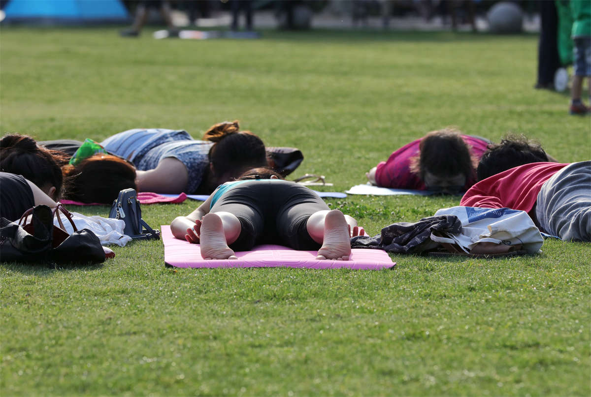 图片[2]-踏青公园街拍系列No.1530 看西域风情的大眼美女柔韧地展现身体-日更街拍