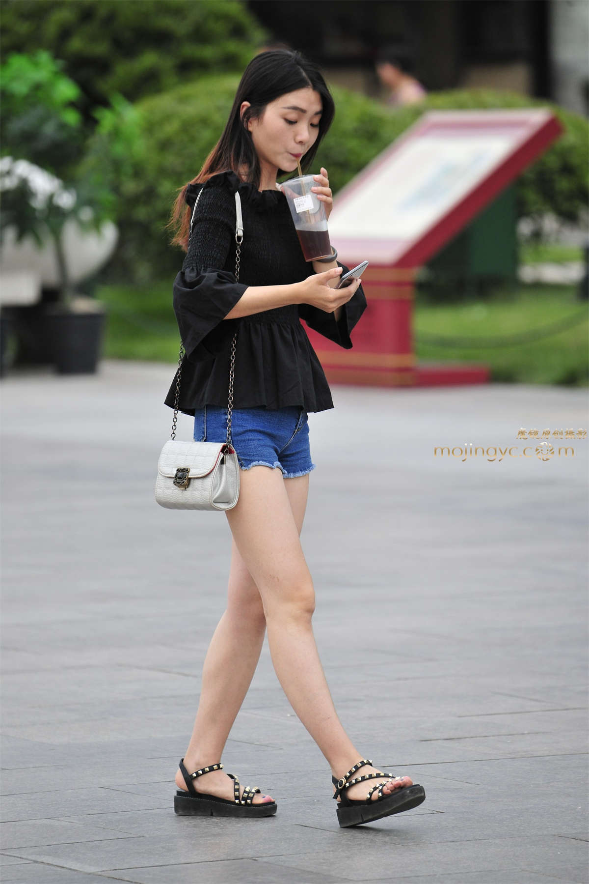 街拍大赛第三季-可爱短裤学生妹妹撅臀一瞬间-日更街拍