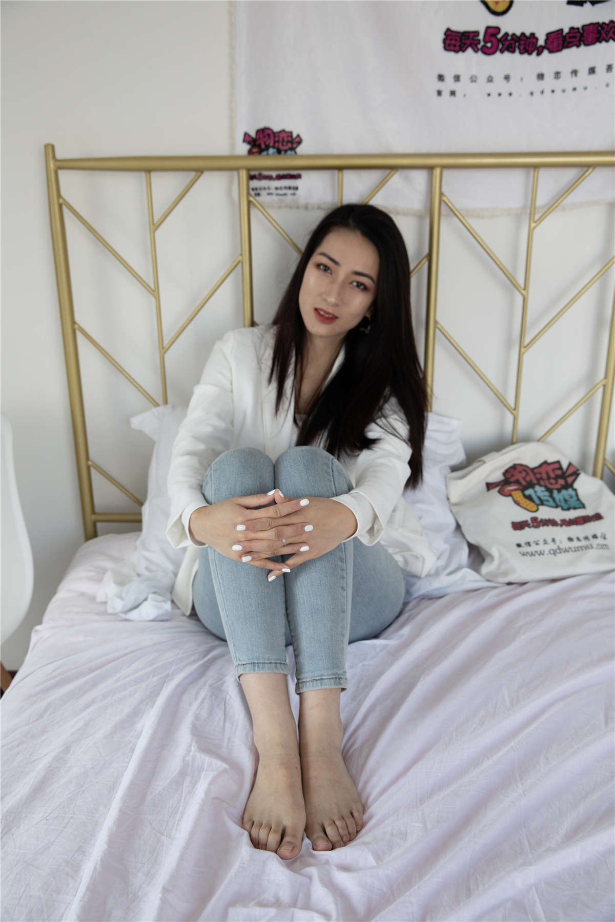 物恋传媒 NO.606 小茶-水里的月亮-日更街拍