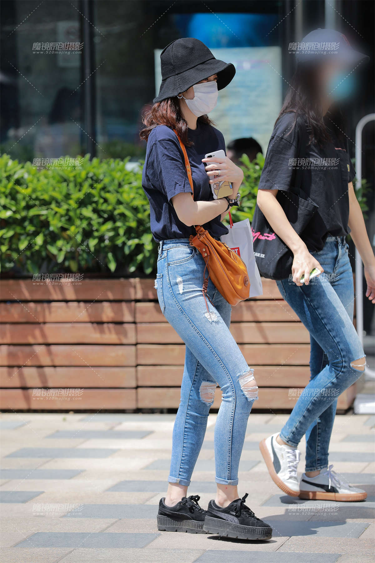 【玻璃赛帖】蓝色紧身裤-日更街拍