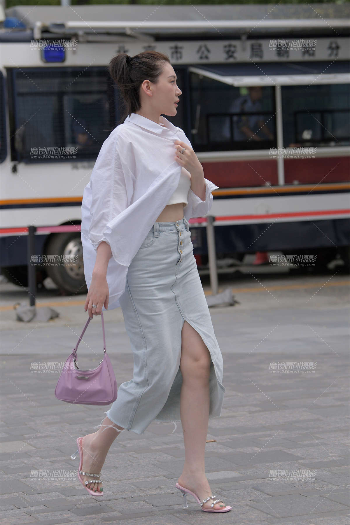 图片[2]-粉色水钻透明高跟鞋气质美女-日更街拍