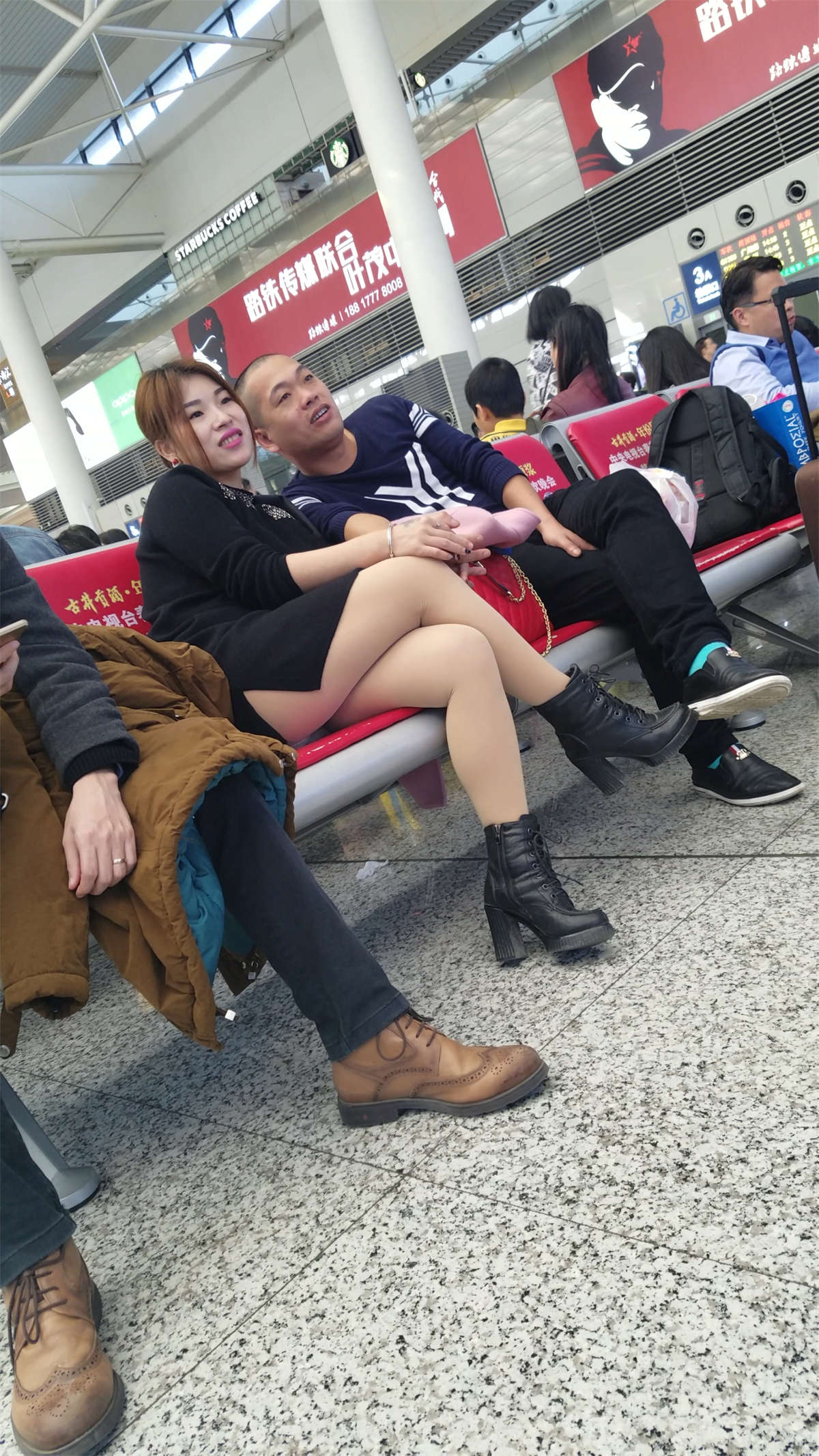 图片[2]-[4K高清视频]肉色丝袜高跟皮鞋少妇高铁站等车-日更街拍