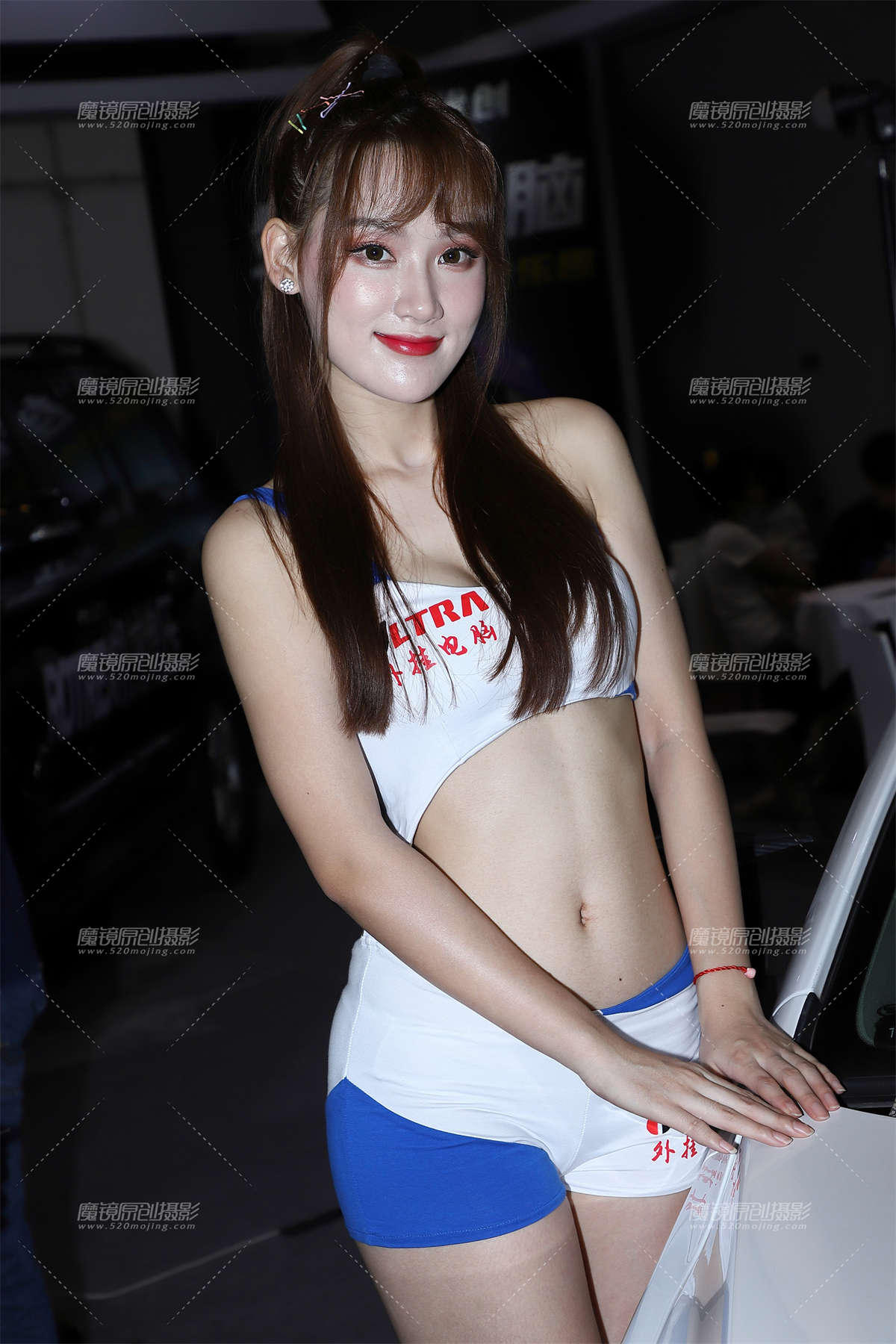 马尾辫俏皮车模-日更街拍