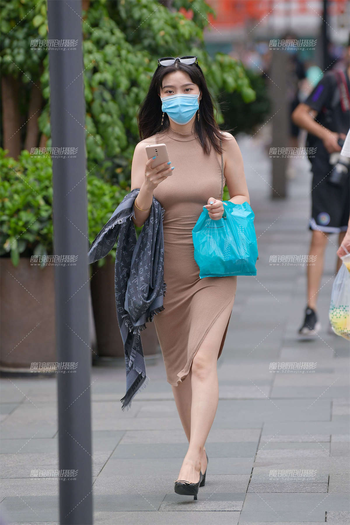 卡其色开叉包臀裙-日更街拍