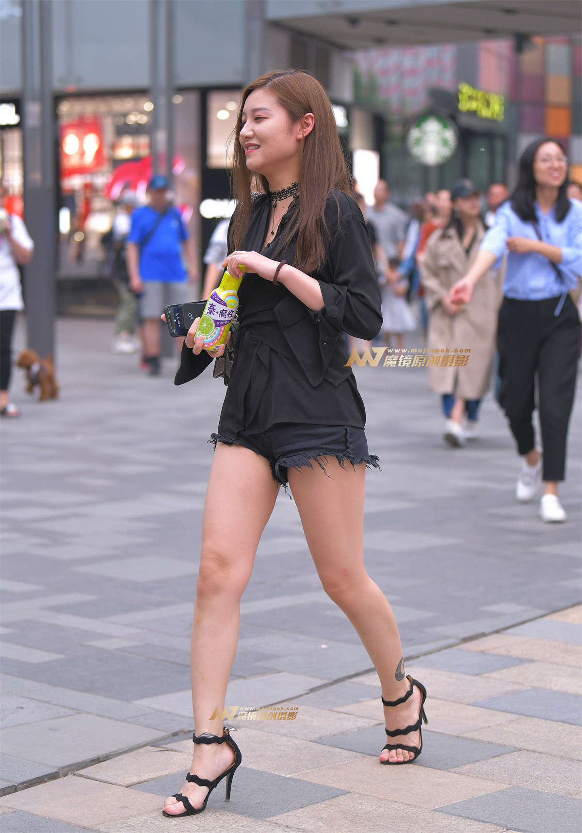 爱笑的长腿高跟美女-日更街拍