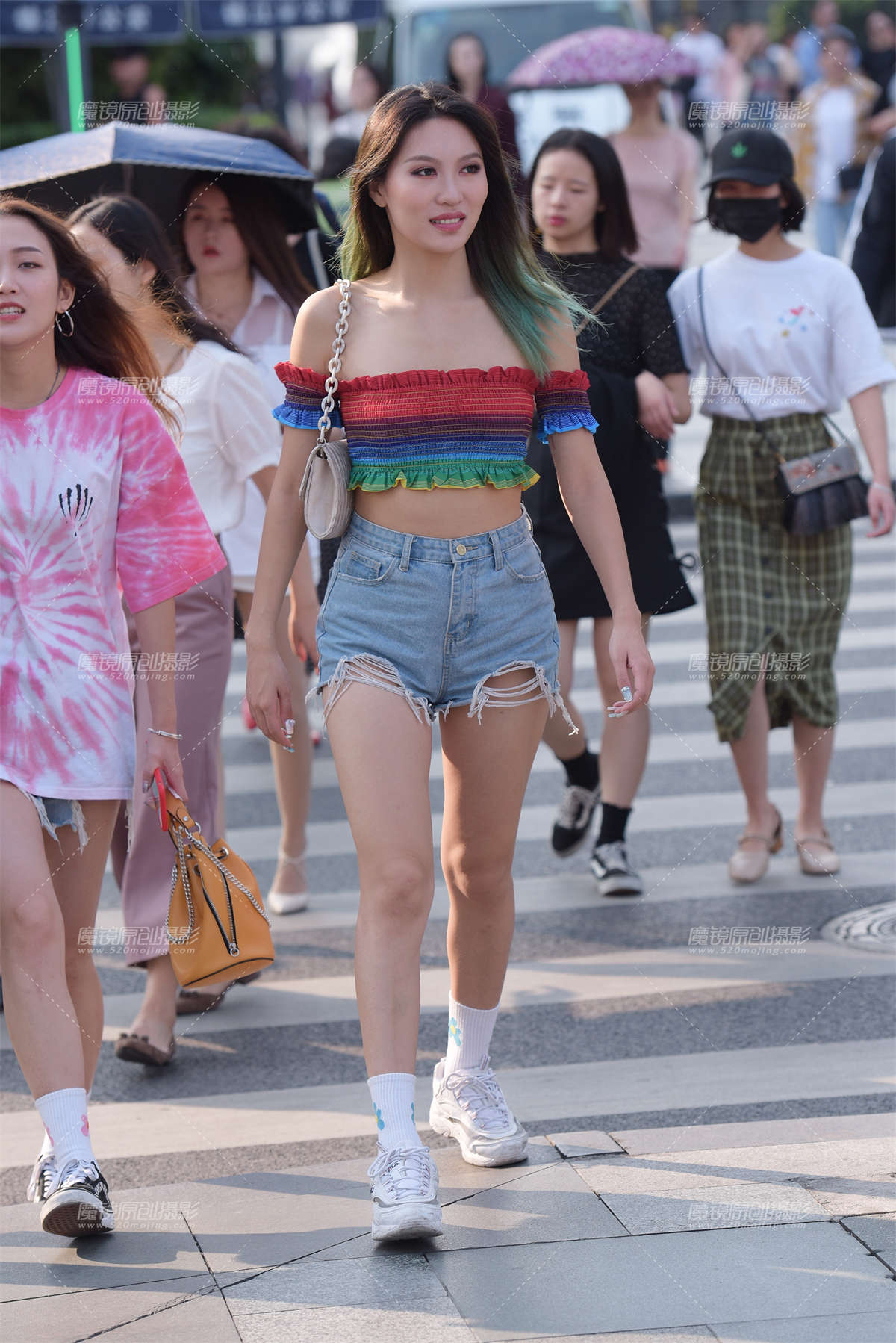 【慕容笙赛贴】拼色一字抹胸、热裤美腿、野性美女-日更街拍