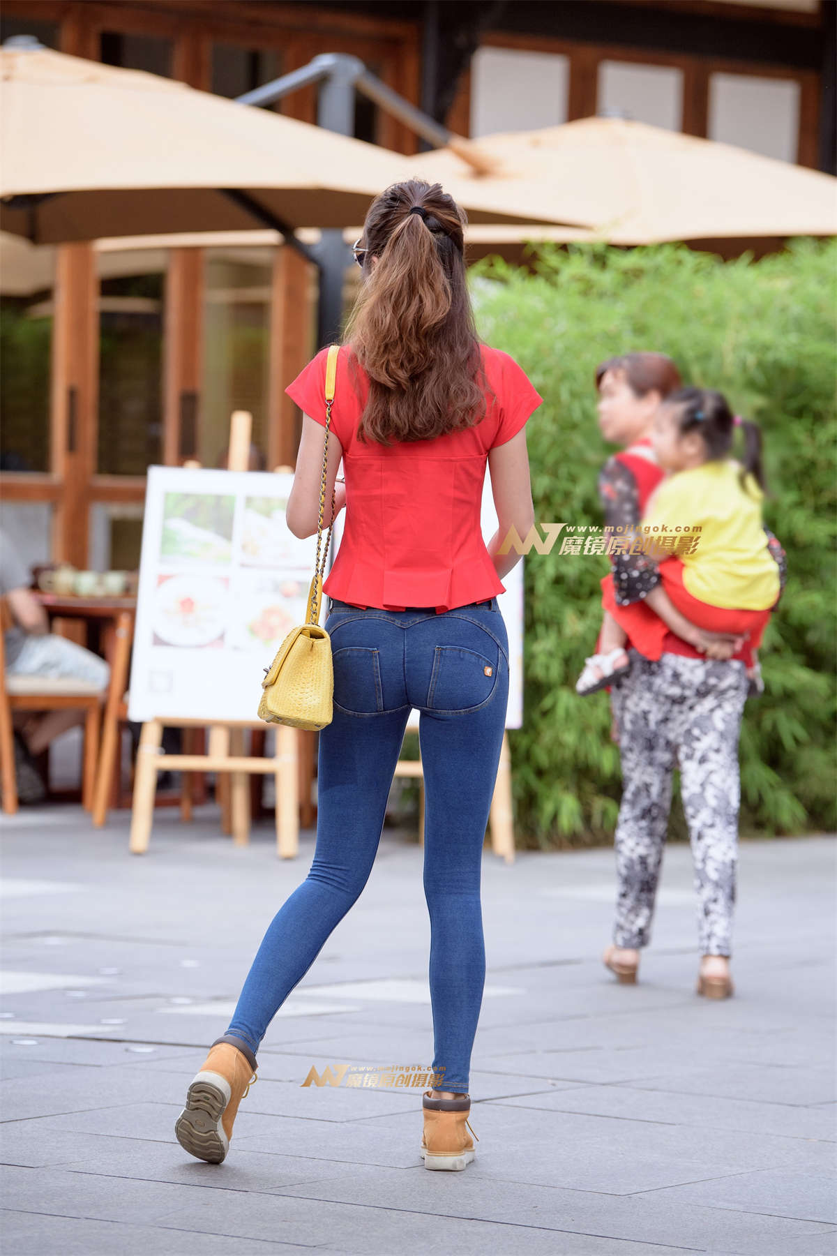 图片[2]-【久久赛帖】紧身提臀蜜桃裤辣妈-日更街拍