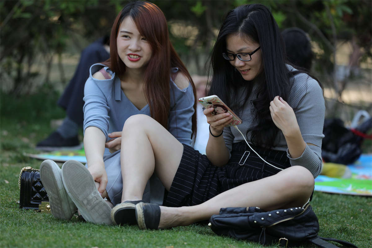 图片[2]-踏青公园街拍系列No.1532 漂亮的长发学妹露脚也露得含蓄-日更街拍