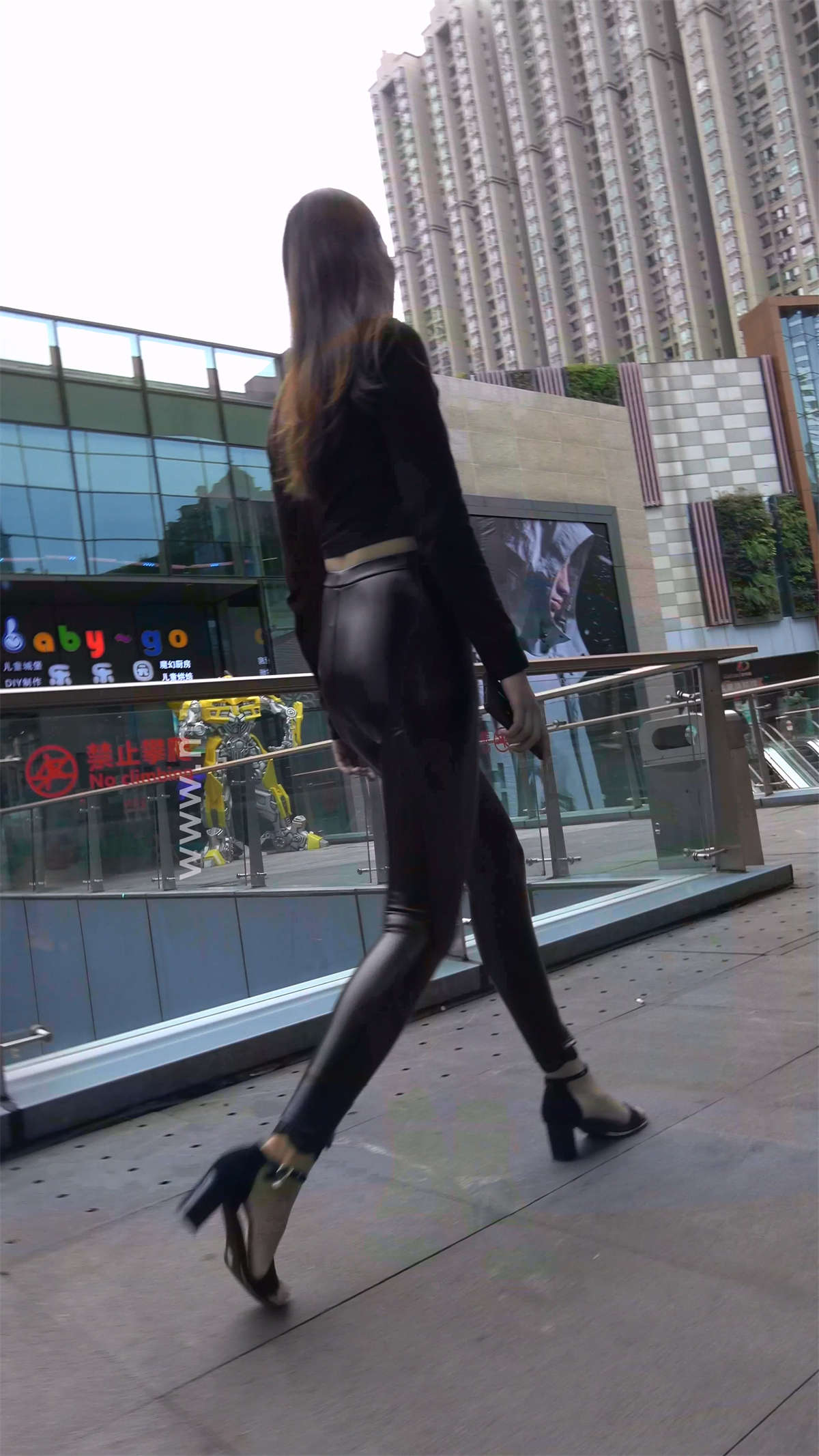 黑色皮裤美女2-日更街拍