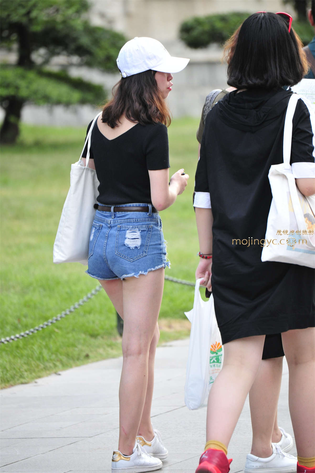 街拍大赛第三季-牛仔短裤少妇背影-日更街拍