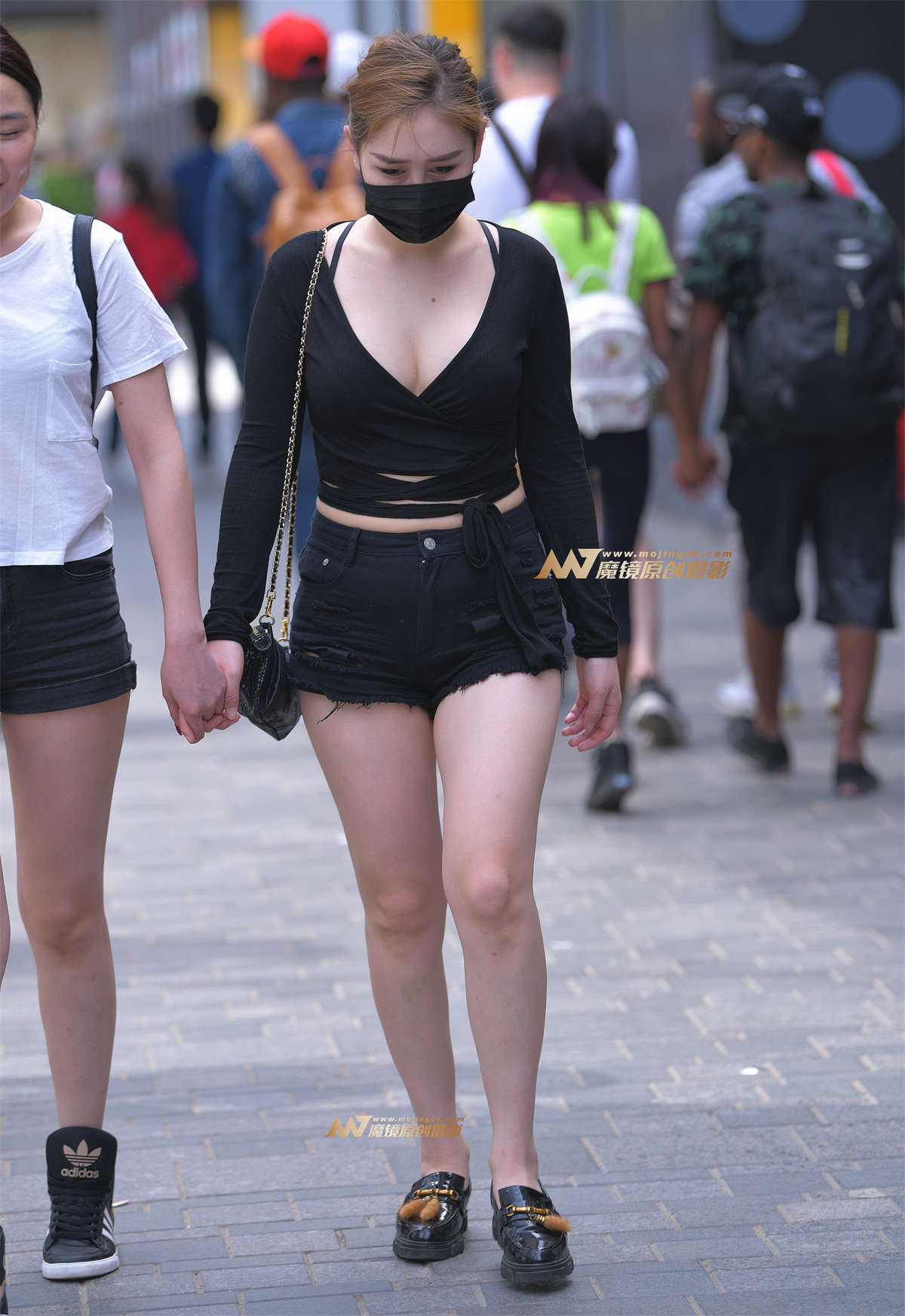 白嫩丰满热裤-日更街拍