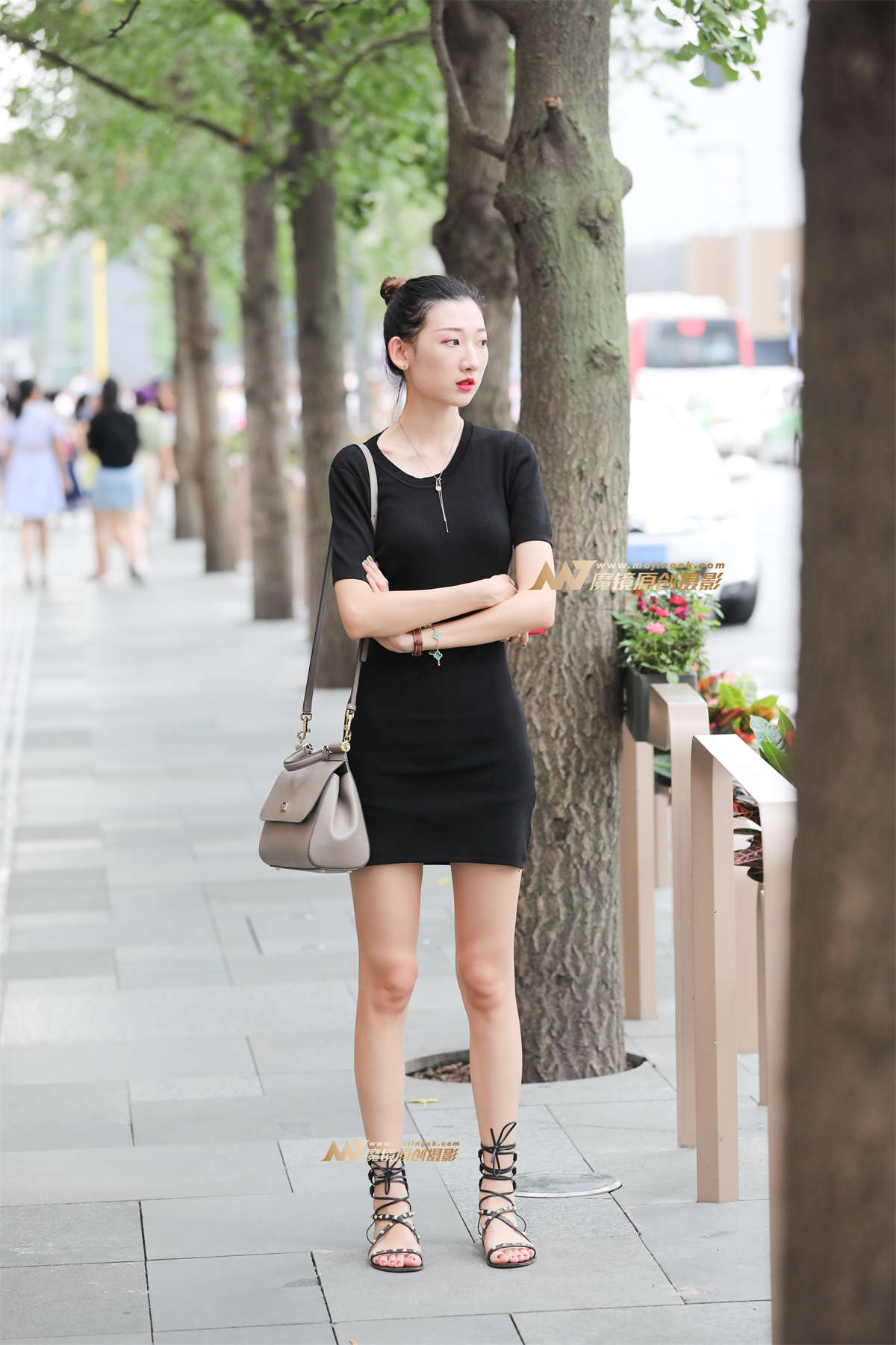 【辉辉赛贴】丸子头长腿漂亮小姐姐-日更街拍