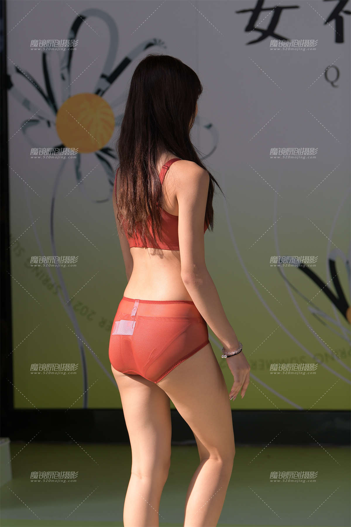 图片[2]-一模两套，白与红，魅力小酒窝的她-日更街拍