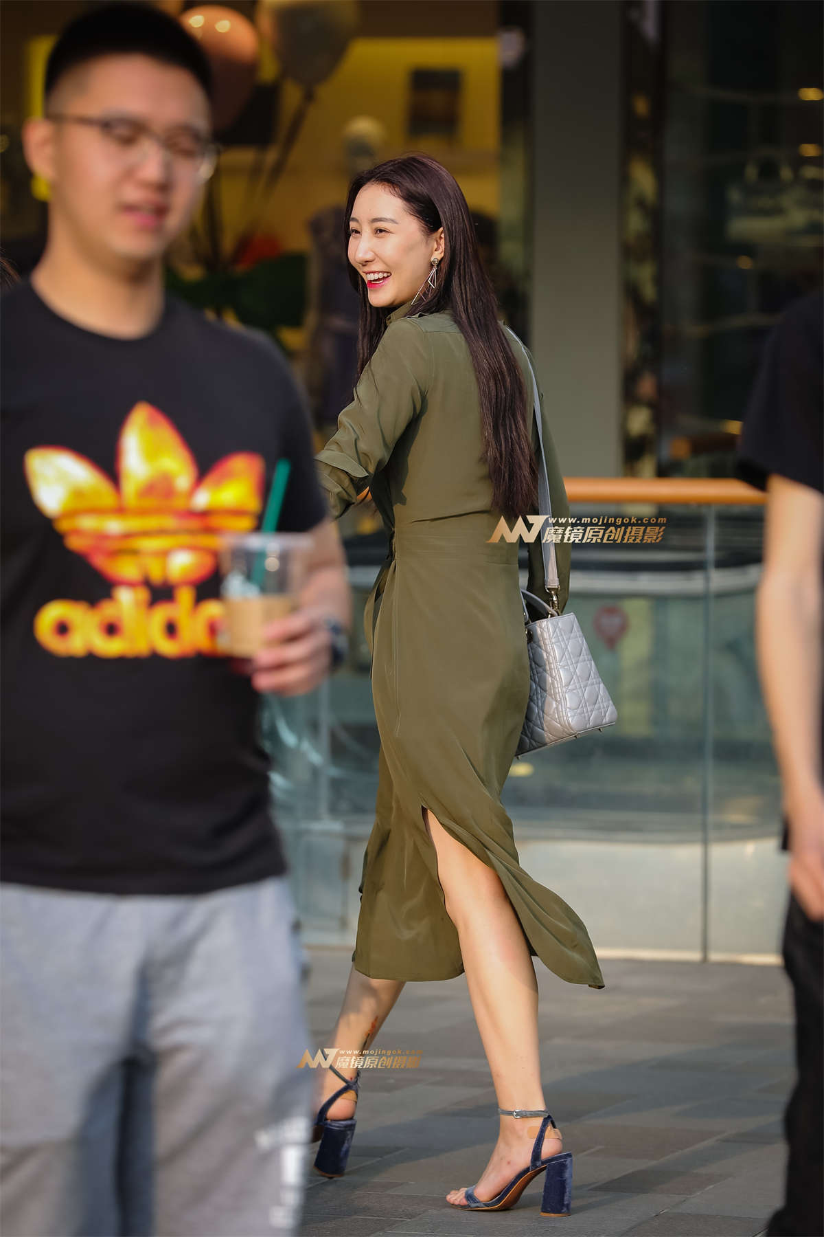 图片[2]-端庄又不失优雅的漂亮小姐姐-日更街拍