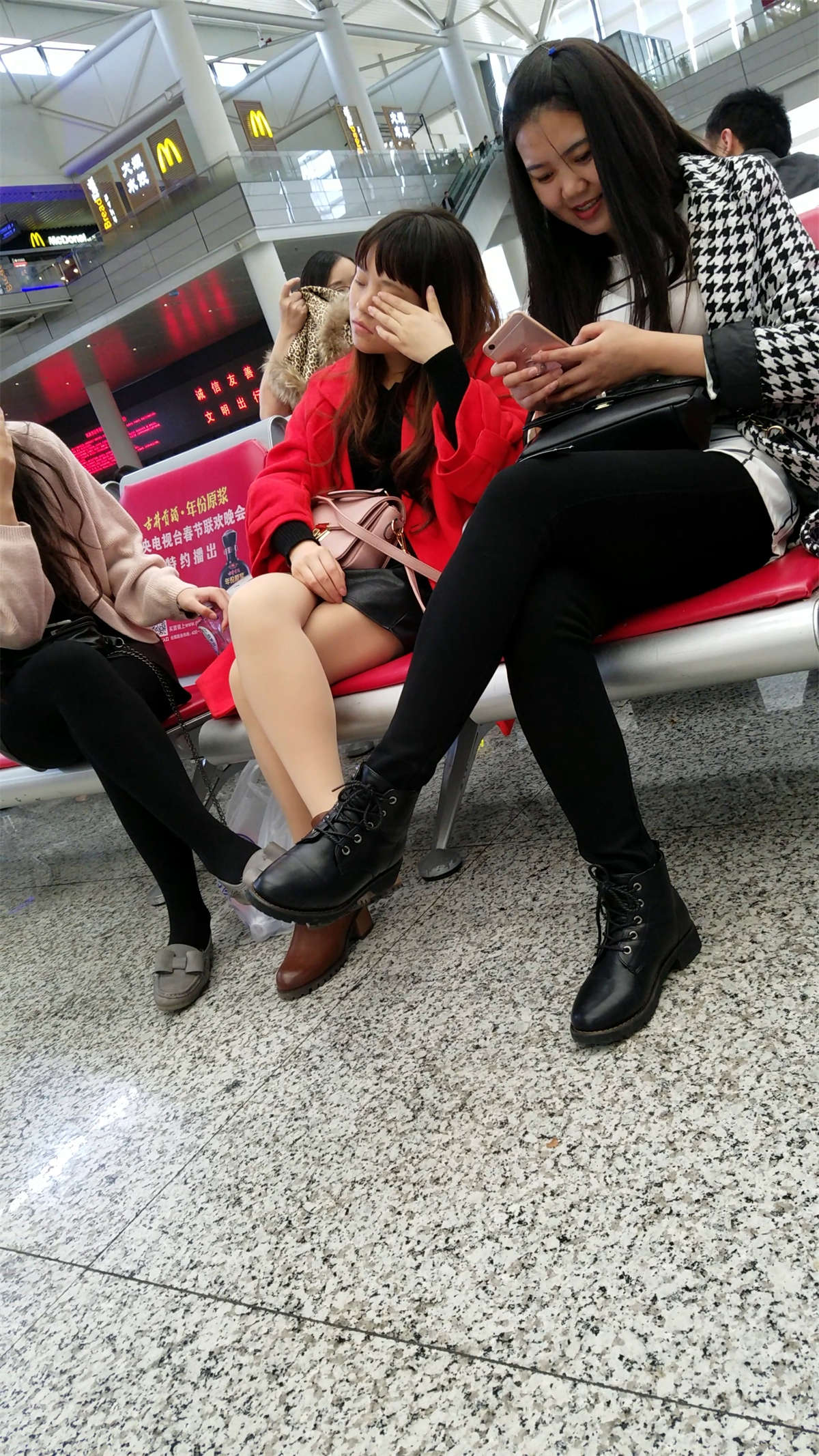 图片[2]-[4K高清视频]高铁站候车的三个丝袜妹子-日更街拍