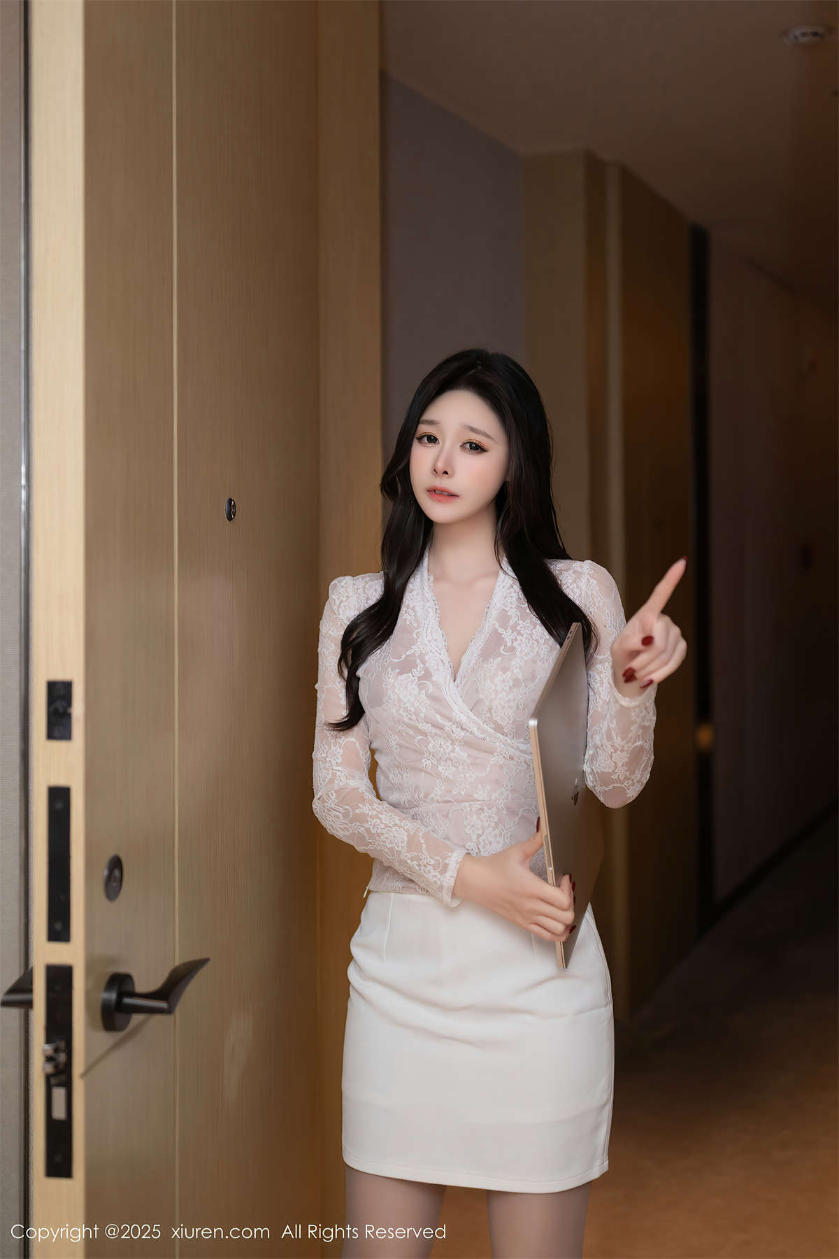 图片[2]-Xiuren秀人网 2025.04.11 NO.10143 小逗逗-日更街拍