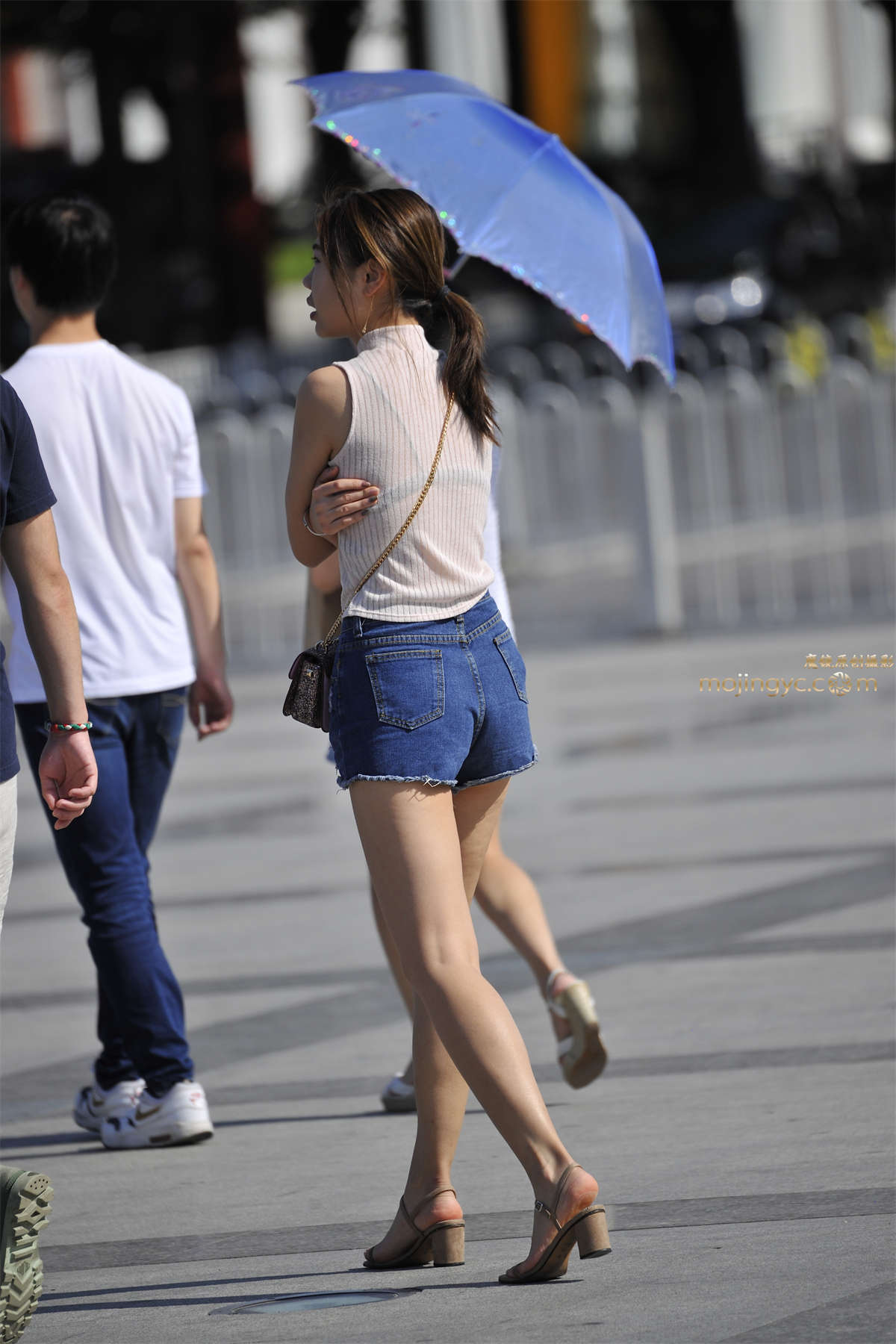 街拍大赛第三季-牛仔短裤长腿少妇-日更街拍