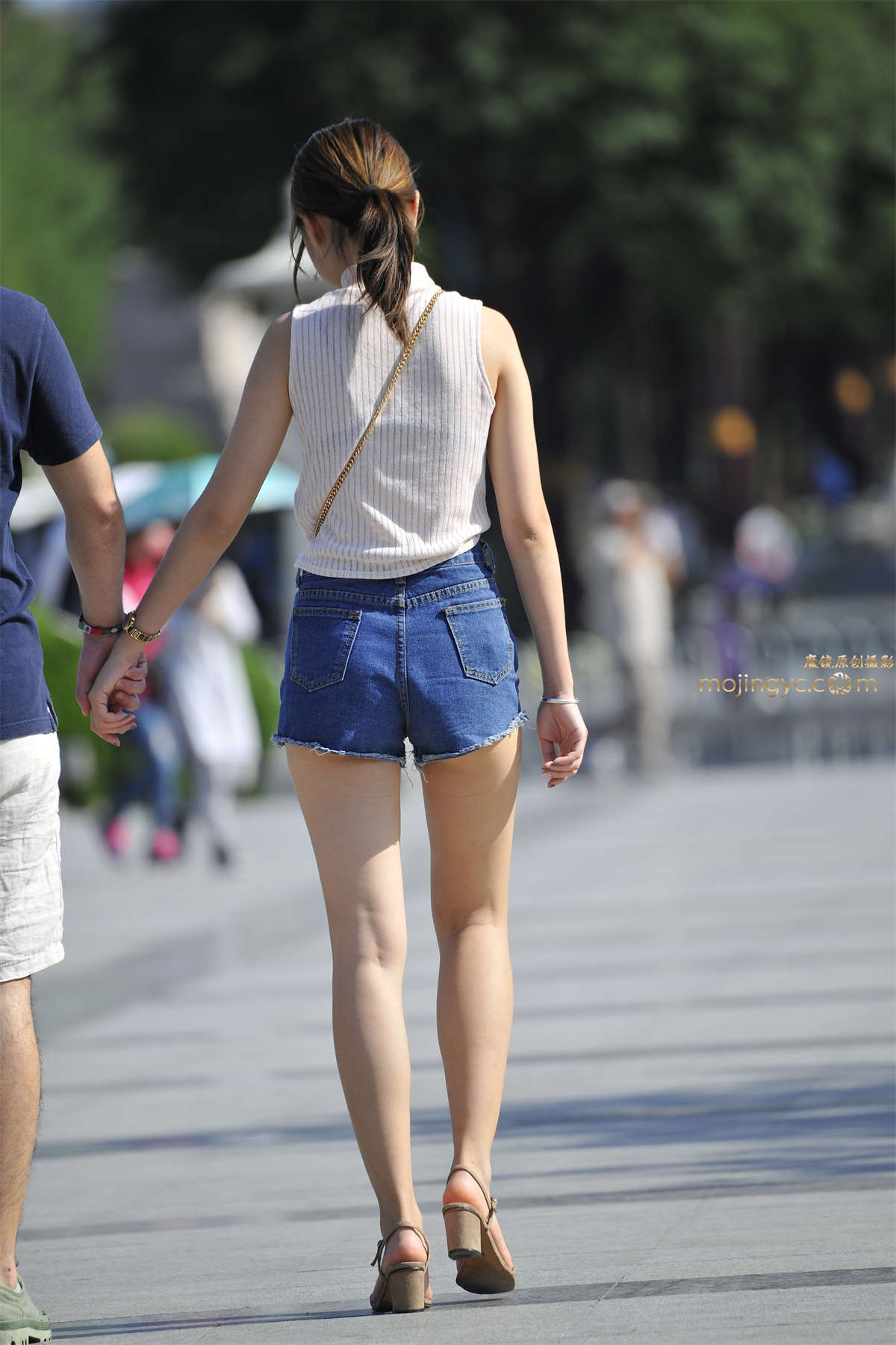 图片[2]-街拍大赛第三季-牛仔短裤长腿少妇-日更街拍