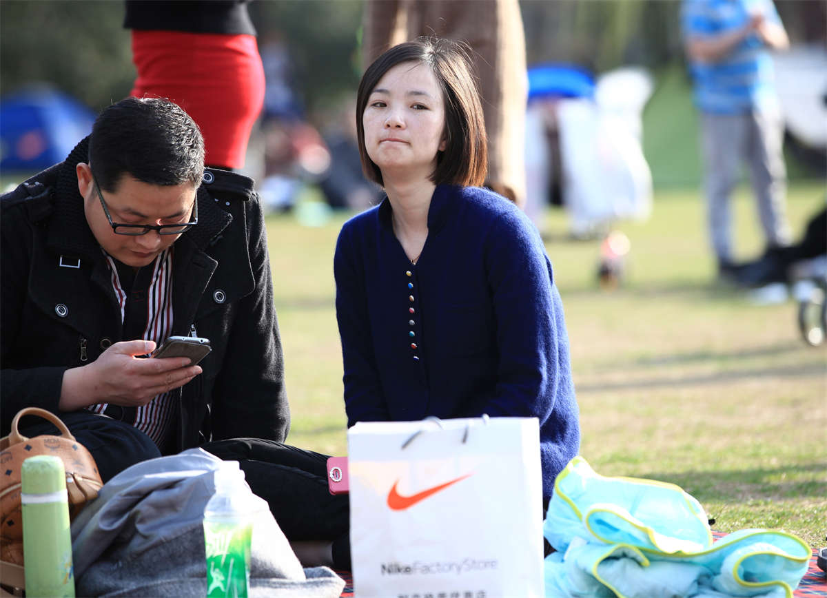 图片[2]-踏青公园街拍系列No.212 笑容如此绽放，丝足更添光彩-日更街拍