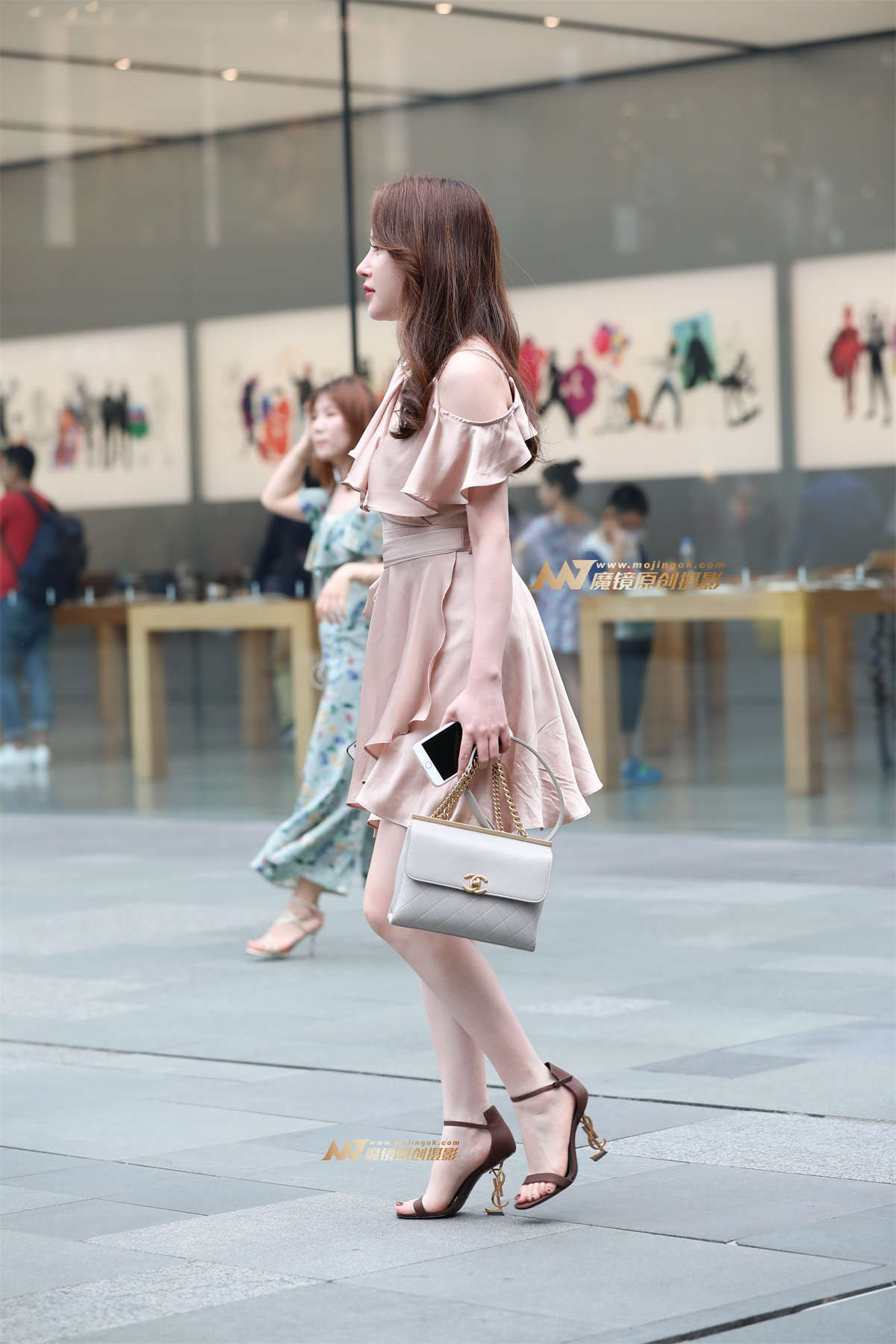 图片[2]-【辉辉赛贴】香槟金色裙子美腿少妇-日更街拍