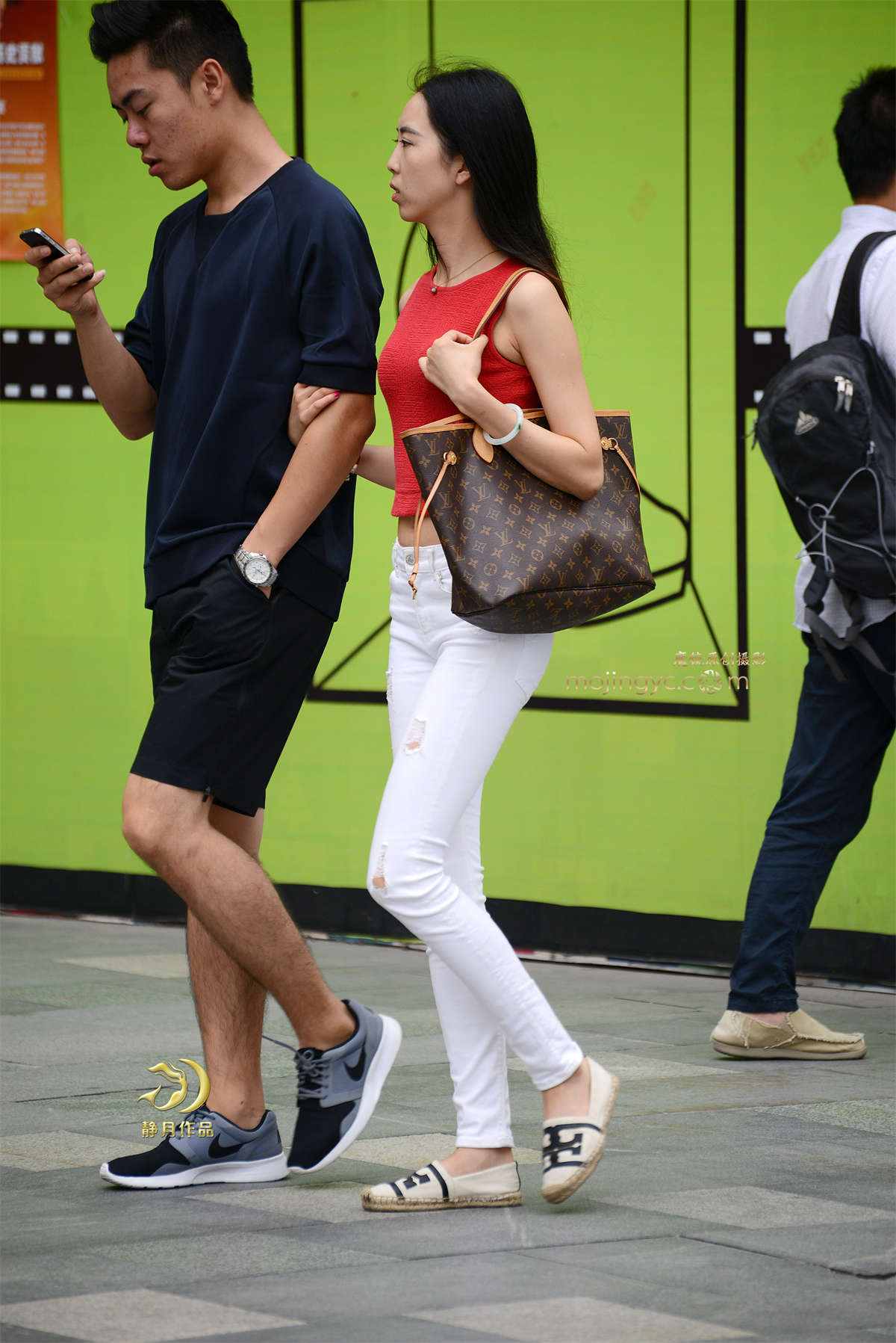 红杉白裤长发妹子（15P）-日更街拍