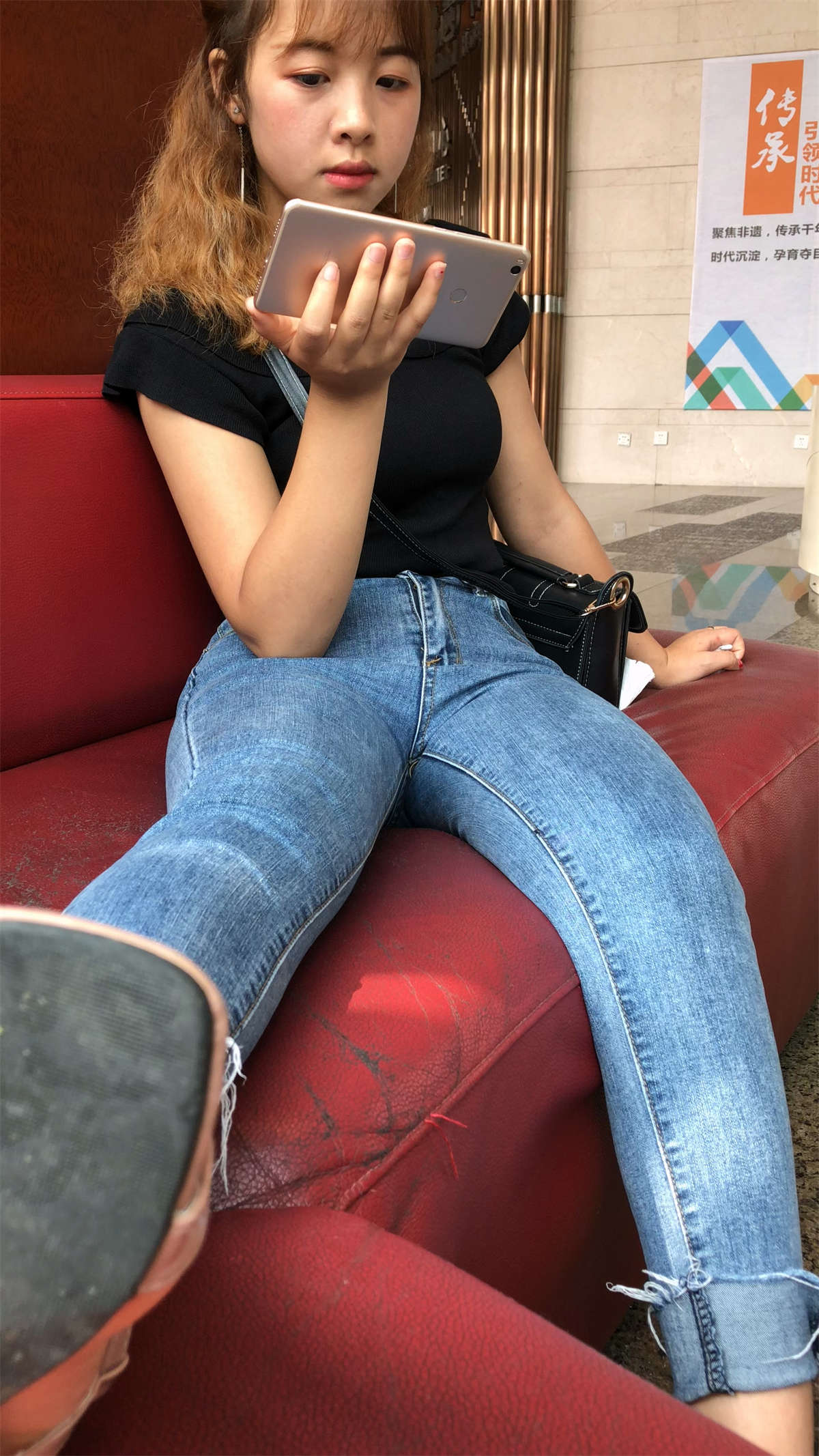 紧身牛仔小姐姐-日更街拍